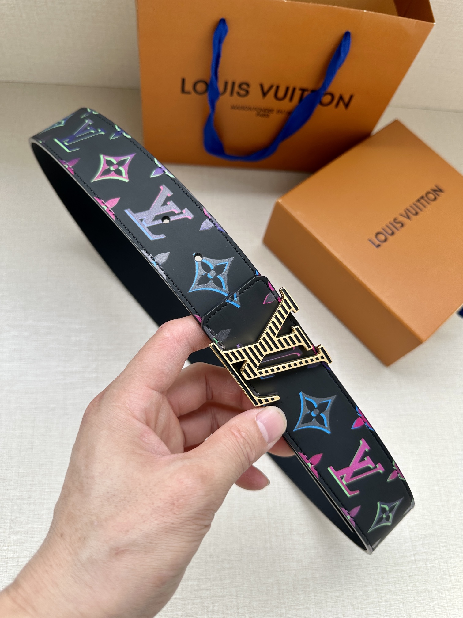 LV4.0宽Light双面腰带加入当季MonogramSPotlight主题为牛皮革表面的Monogra