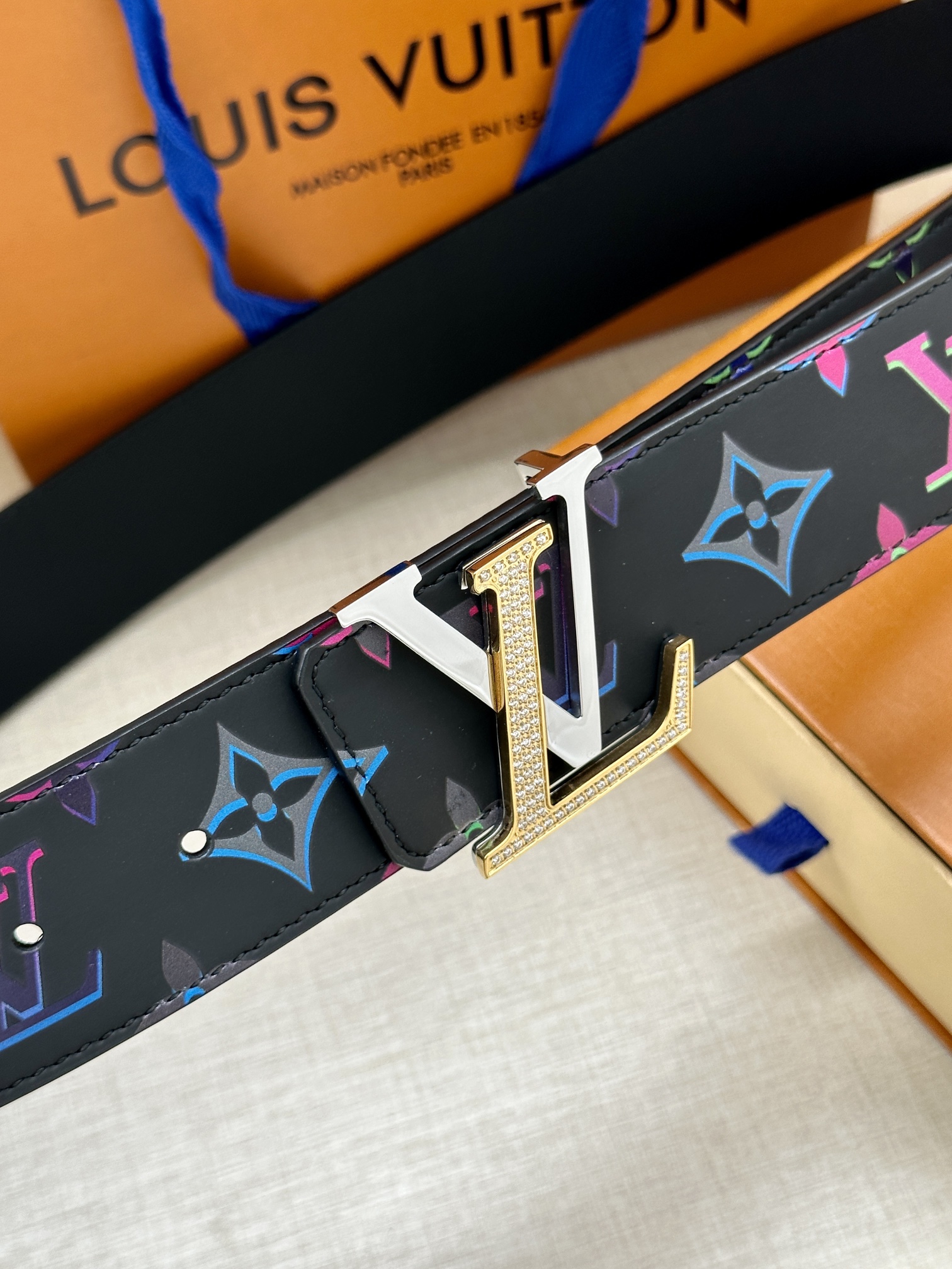 LV4.0宽Light双面腰带加入当季MonogramSPotlight主题为牛皮革表面的Monogra