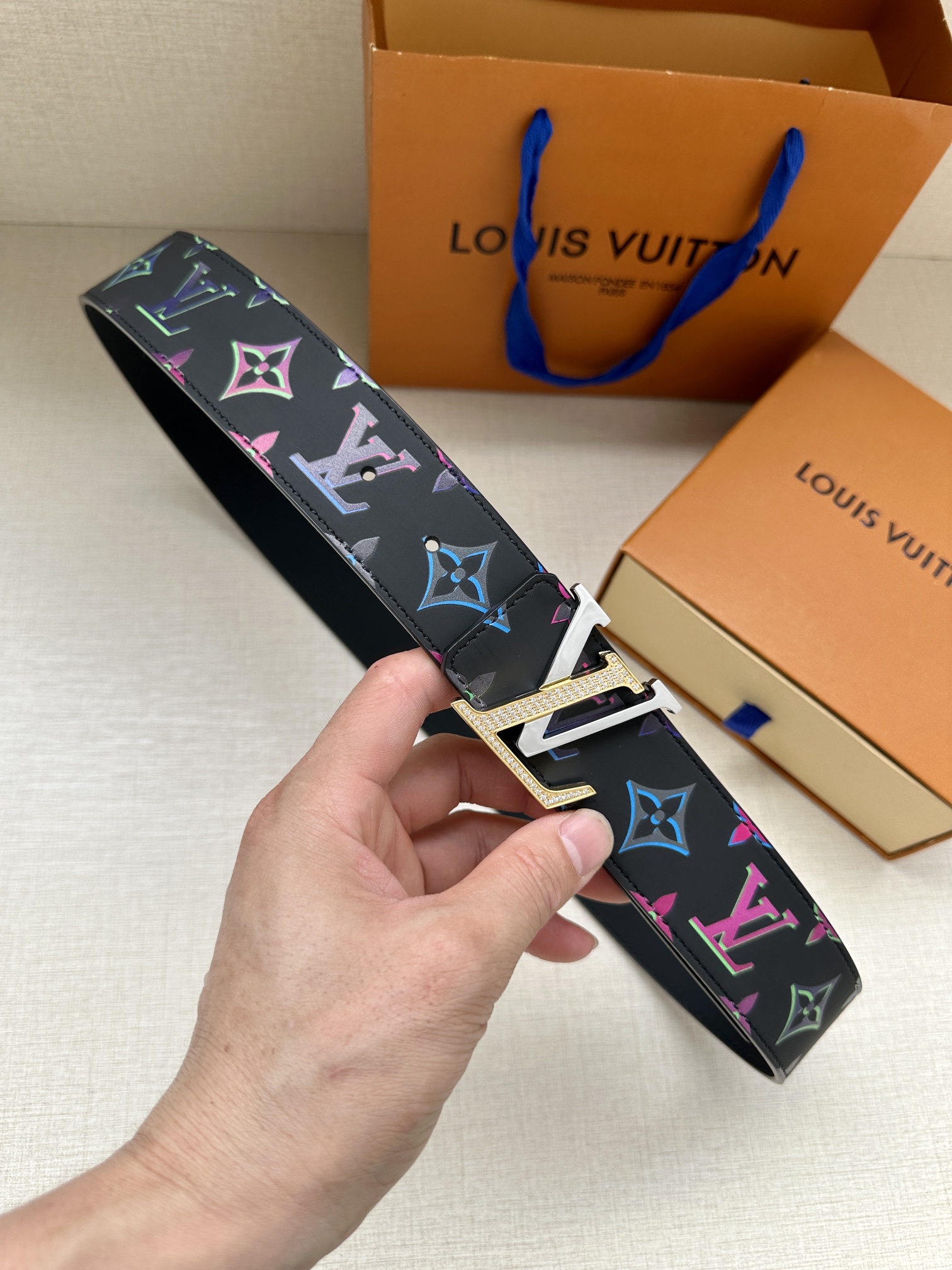 LV4.0宽Light双面腰带加入当季MonogramSPotlight主题为牛皮革表面的Monogra