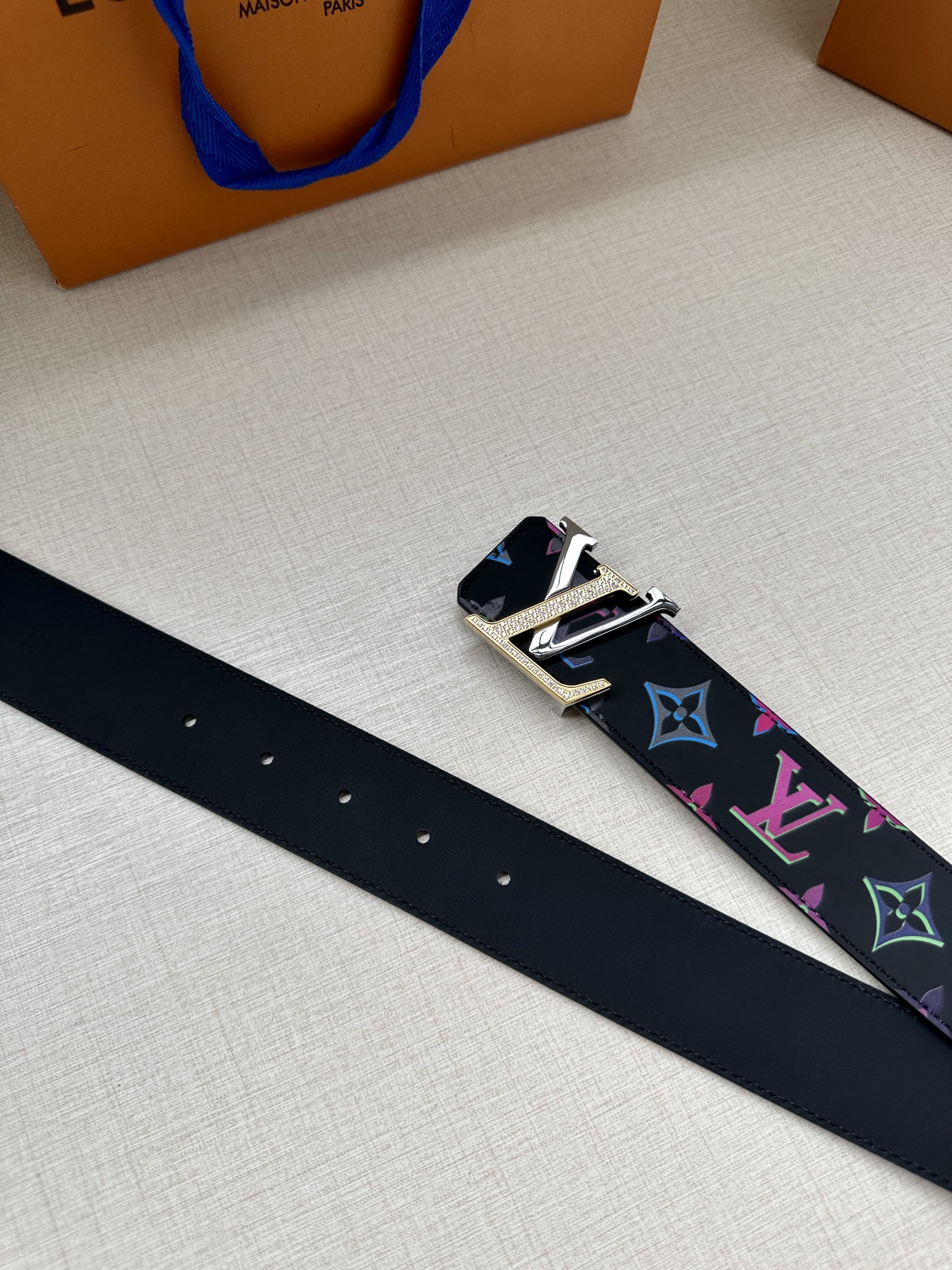 LV4.0宽Light双面腰带加入当季MonogramSPotlight主题为牛皮革表面的Monogra