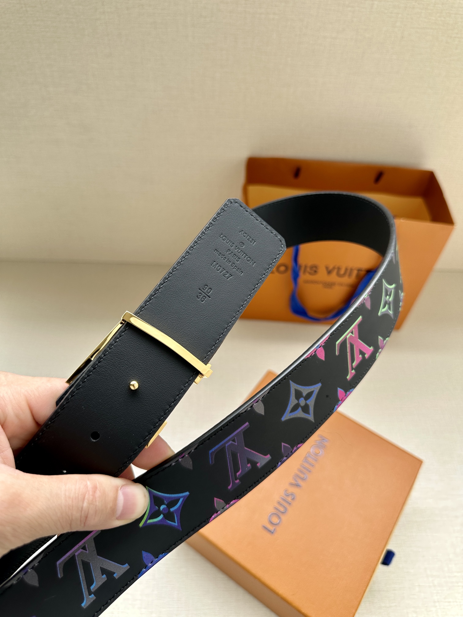 LV4.0宽Light双面腰带加入当季MonogramSPotlight主题为牛皮革表面的Monogra