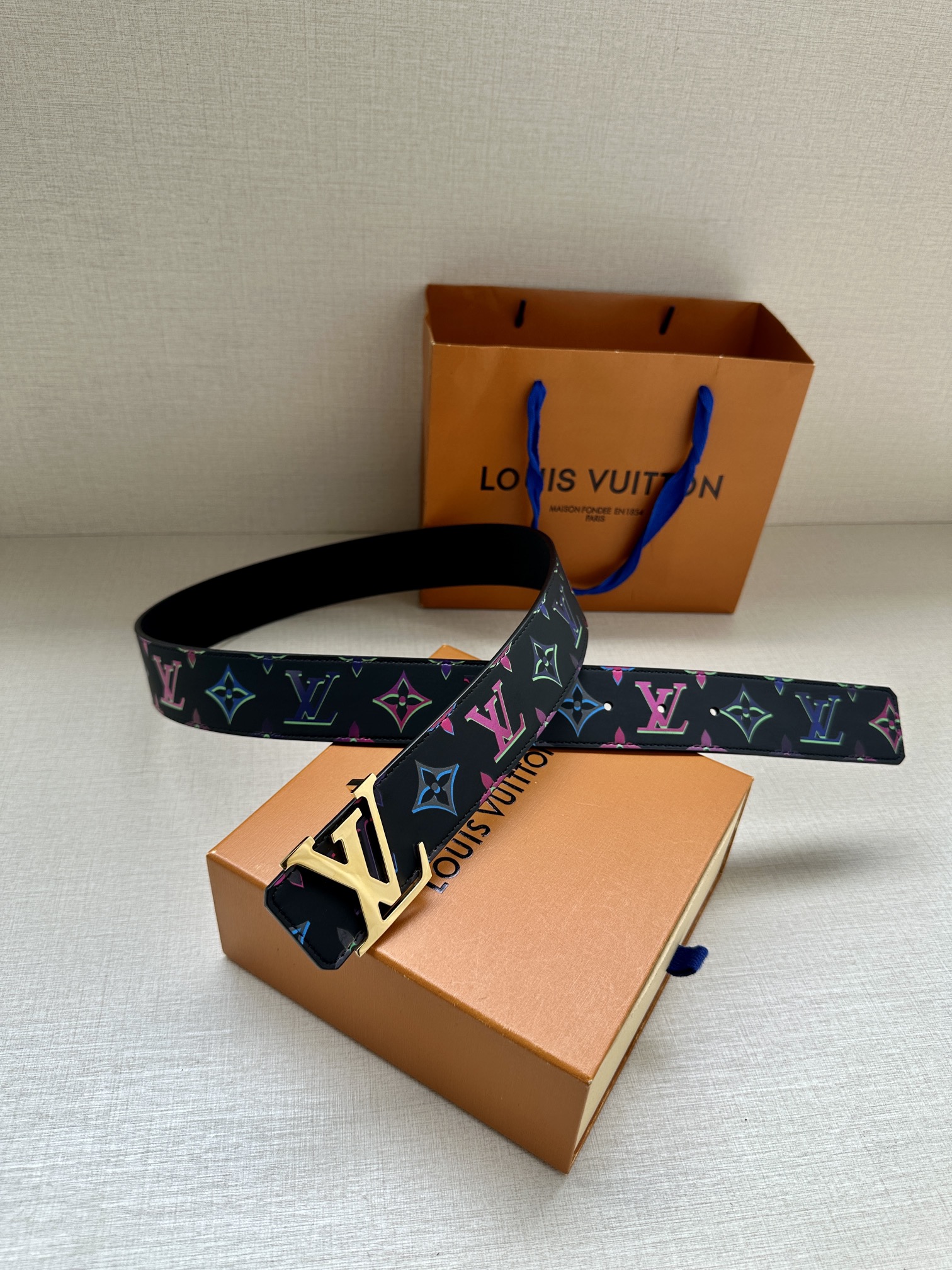 LV4.0宽Light双面腰带加入当季MonogramSPotlight主题为牛皮革表面的Monogra