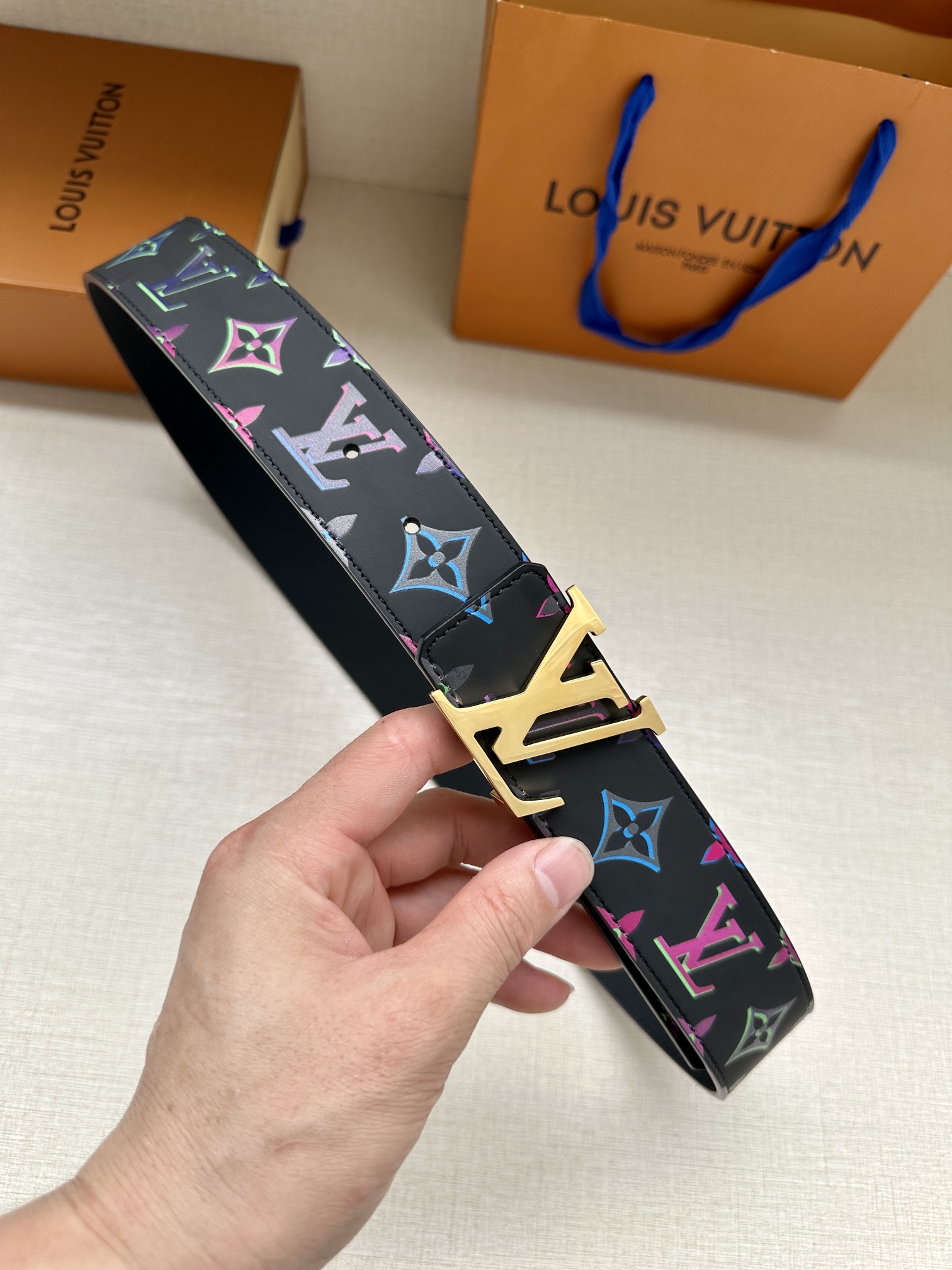 LV4.0宽Light双面腰带加入当季MonogramSPotlight主题为牛皮革表面的Monogra