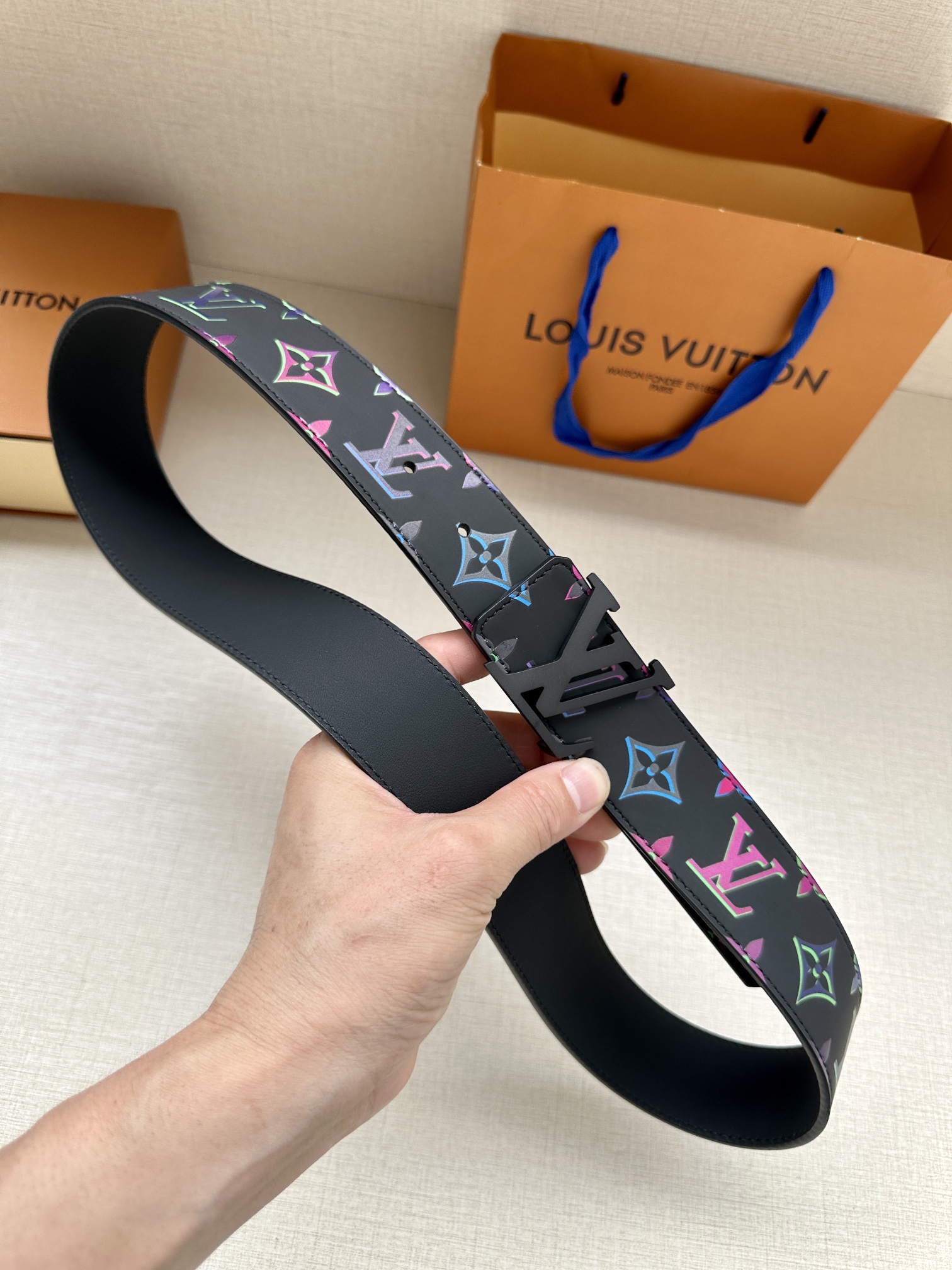 LV4.0宽Light双面腰带加入当季MonogramSPotlight主题为牛皮革表面的Monogra