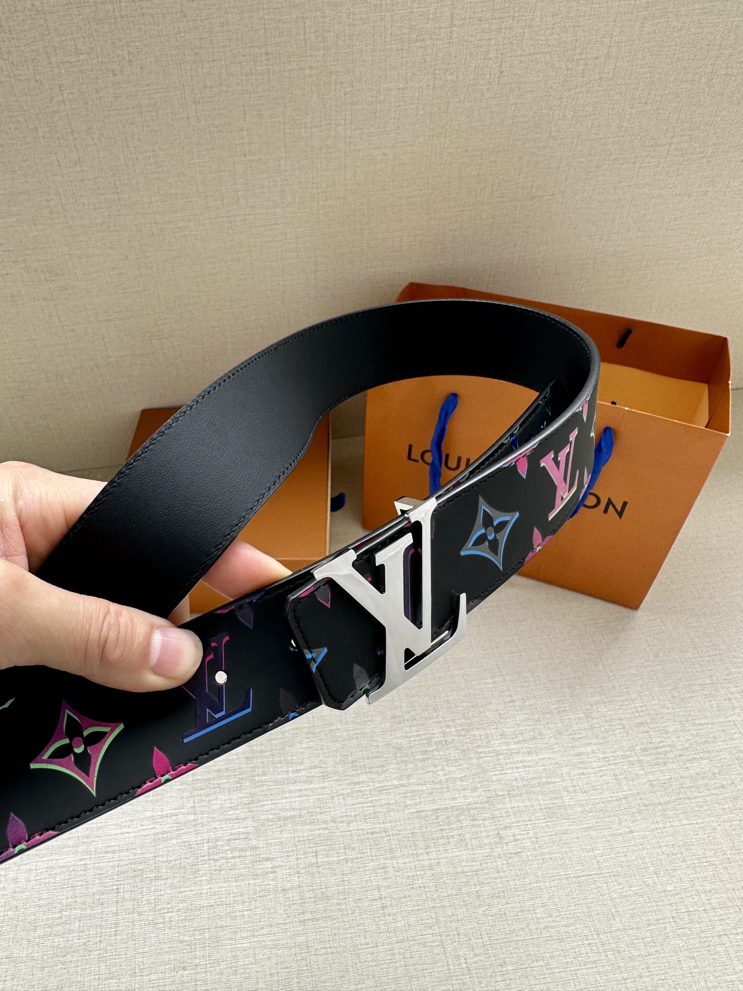 LV4.0宽Light双面腰带加入当季MonogramSPotlight主题为牛皮革表面的Monogra