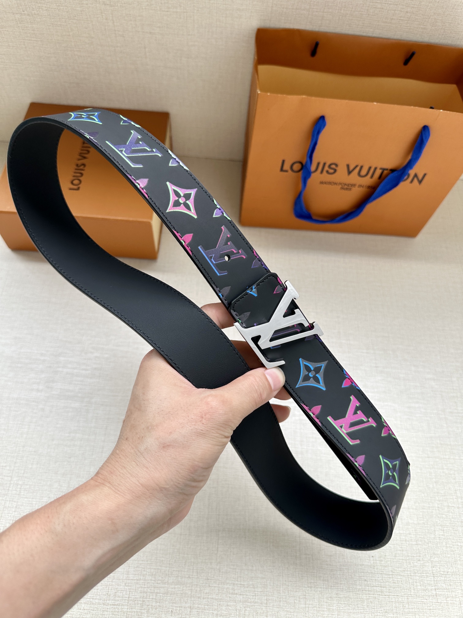 LV4.0宽Light双面腰带加入当季MonogramSPotlight主题为牛皮革表面的Monogra