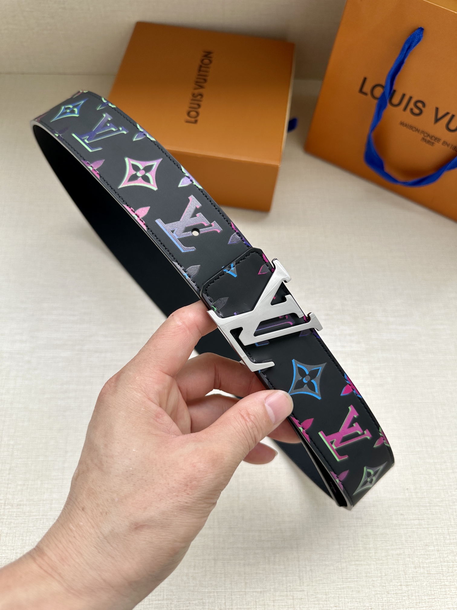 LV4.0宽Light双面腰带加入当季MonogramSPotlight主题为牛皮革表面的Monogra