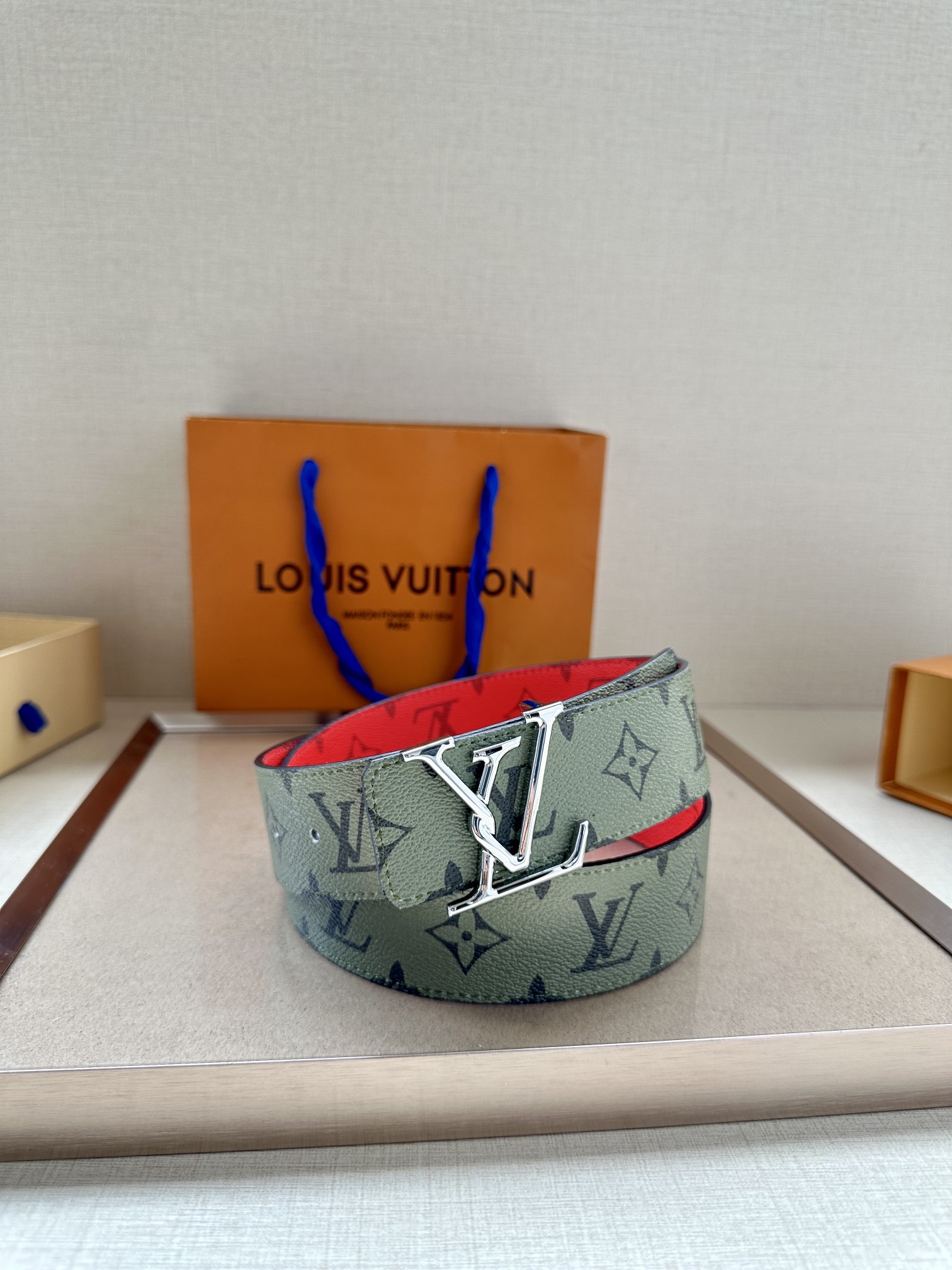 本款4.0宽LVInitials双面腰带展现经典Monogram帆布的缤纷演绎以LV字母搭扣彰显瞩目风范