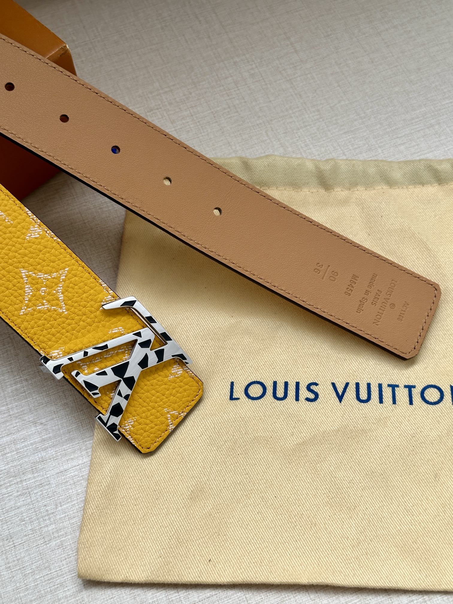 本款4.0宽LVInitiales双面腰带推出缤纷新色一面为华美Taurillon皮革铺陈品牌经典图案一