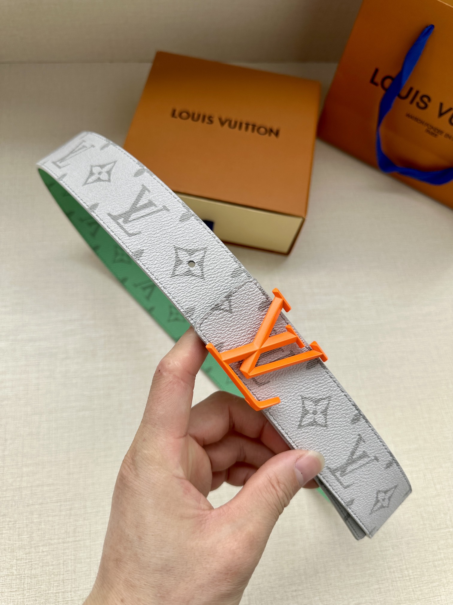 Original 4.0 de ancho LOUIS VUITTON LV cinturón de doble cara con estampado de logotipo verde, que muestra un aire artí…