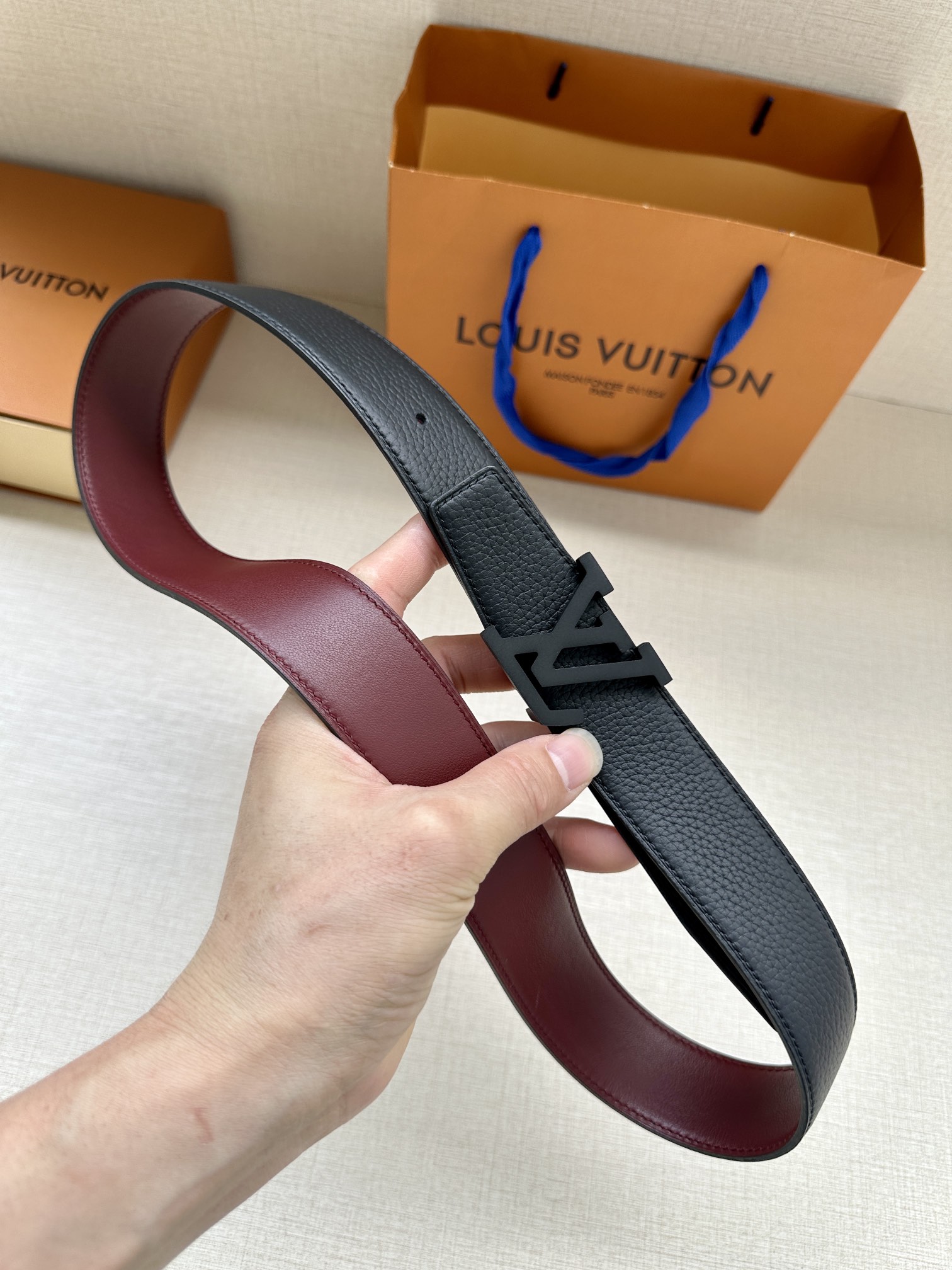 LVHeritage双面腰带3.4宽选取粒面皮革和纳帕皮革以抛光和拉丝工艺淬炼新款LV搭扣微弧形边缘和摩