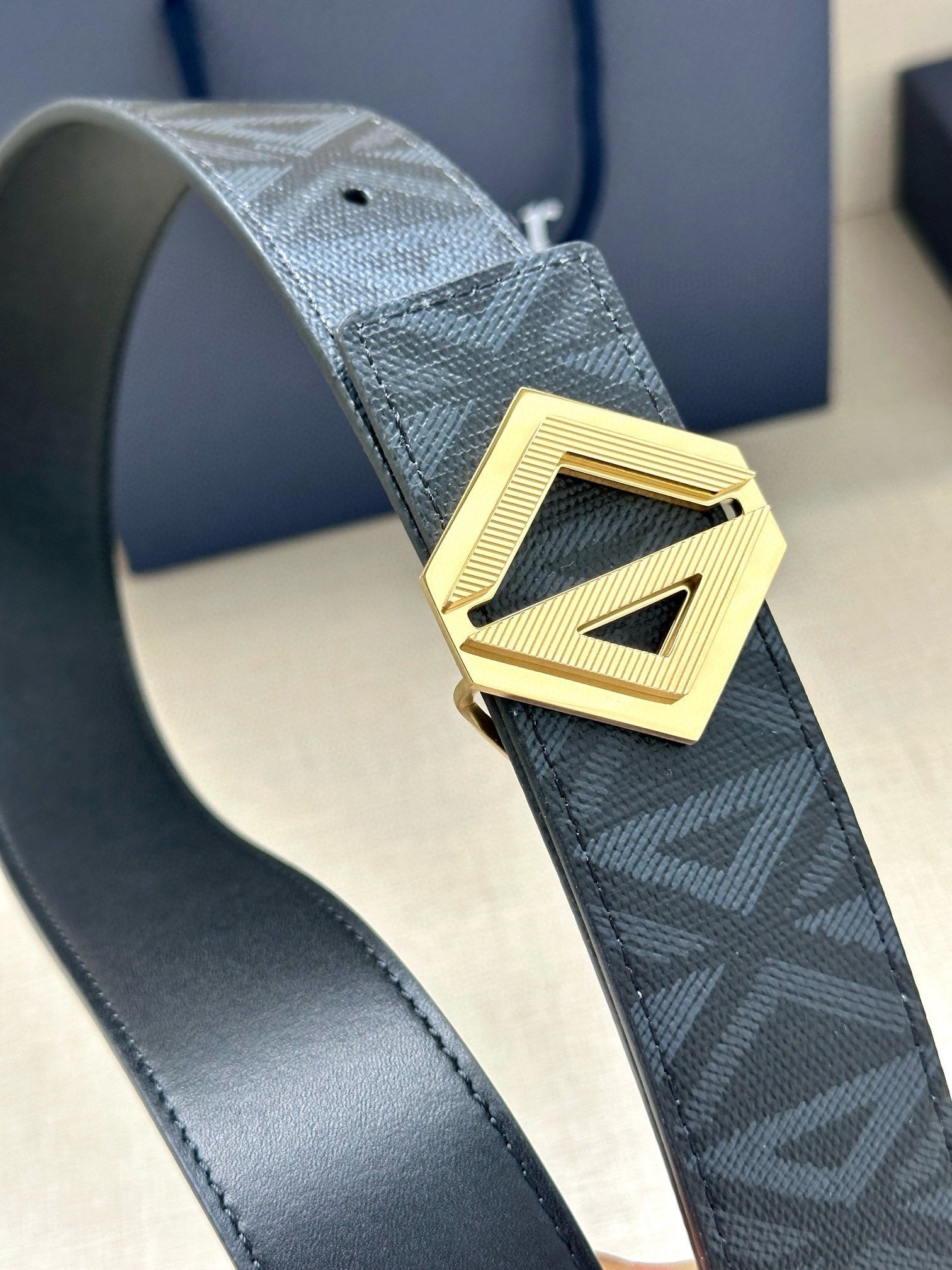 宽度4.0cm这款腰带扣采用全新的CDDiamond标志造型以不锈钢打造可与各式40毫米腰带搭配打造个性