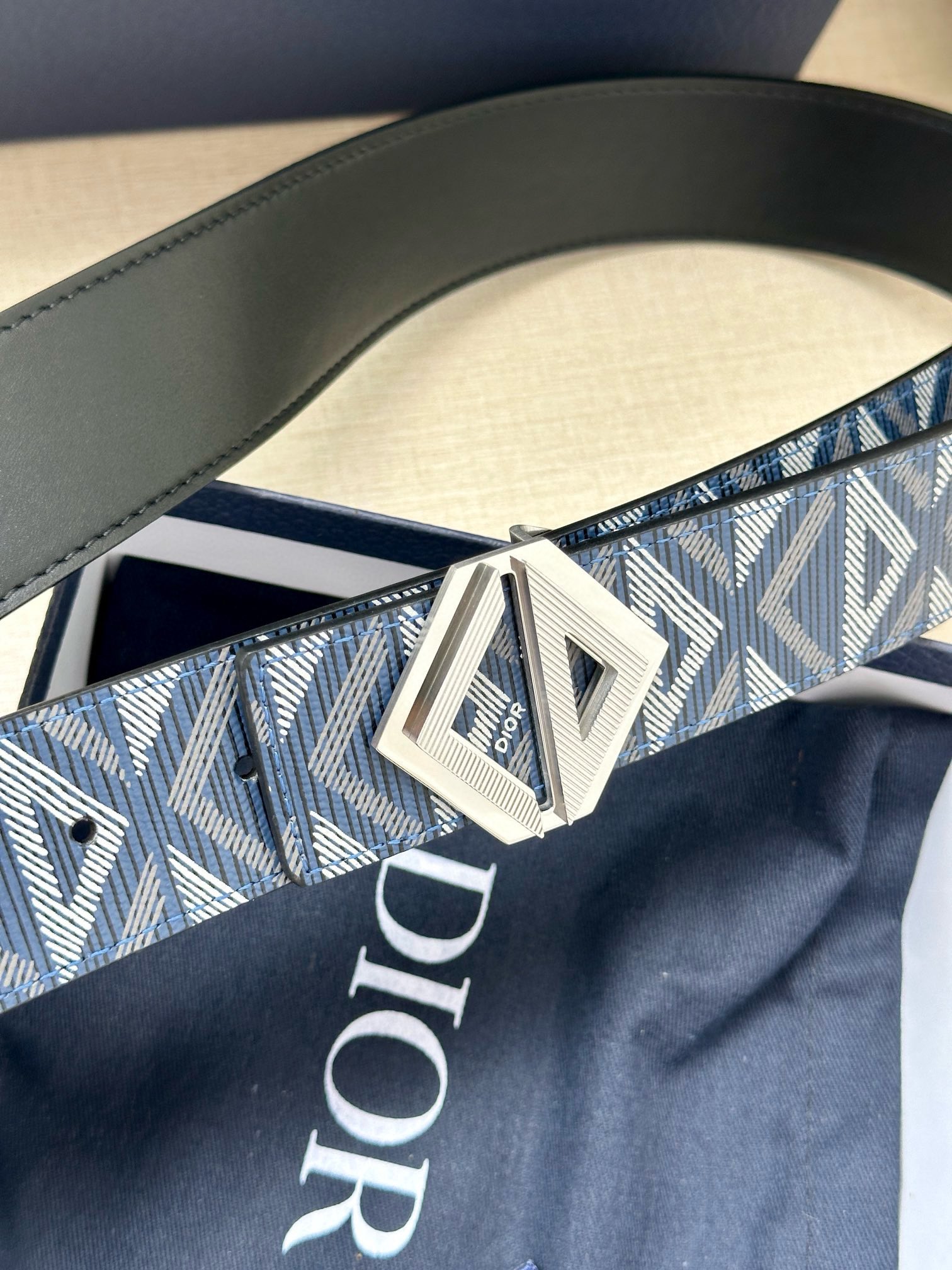 宽度4.0cm这款腰带扣采用全新的CDDiamond标志造型以不锈钢打造可与各式40毫米腰带搭配打造个性