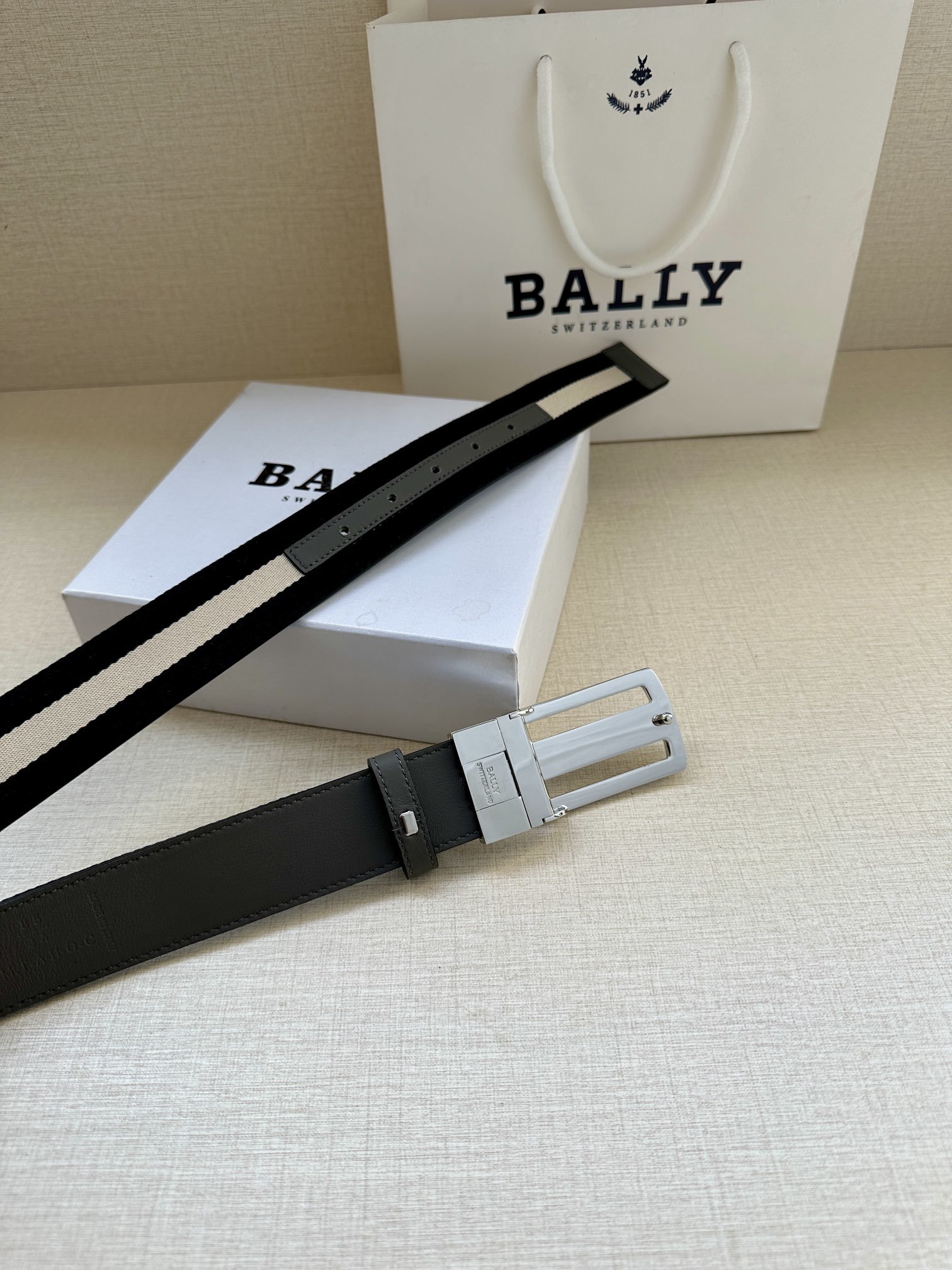 BALLY巴利专柜同款男士双面用腰带宽3.4cm这款选用反面进口牛皮精制而成正面金属搭扣简约百搭可调式长