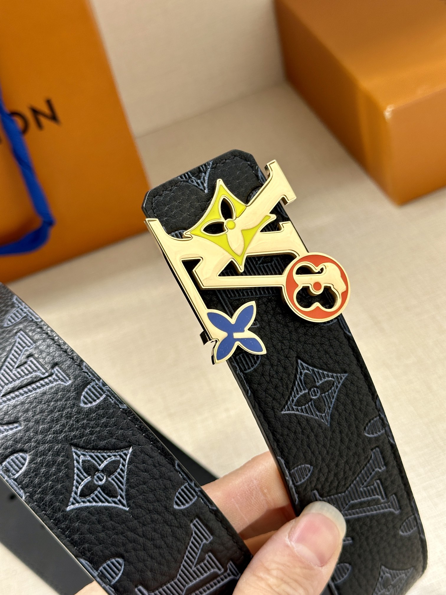 .0宽LVShaPe双面腰带以MonogramPlayground帆布展现经典元素的当代姿采尽释皮具系列
