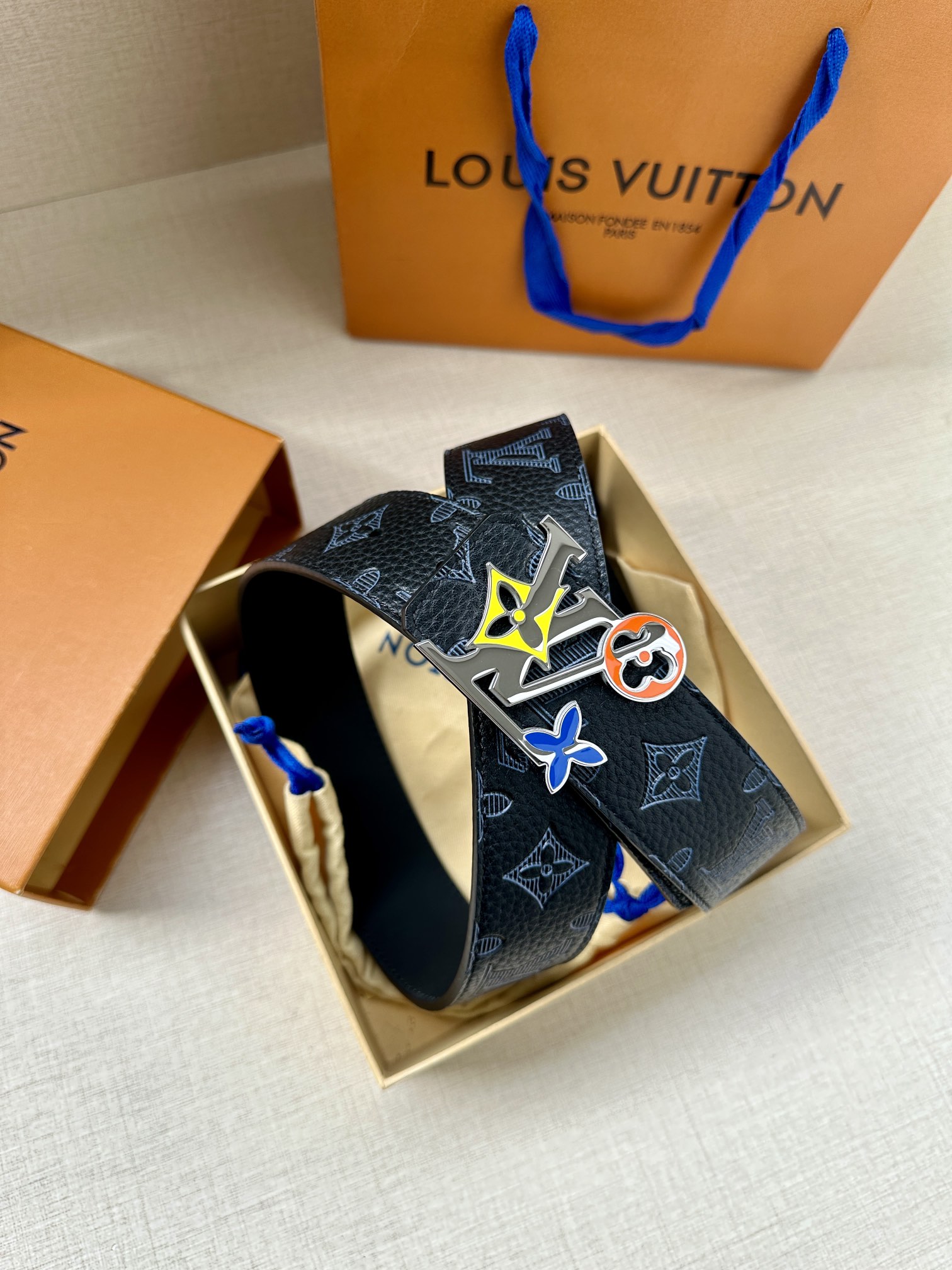 .0宽LVShaPe双面腰带以MonogramPlayground帆布展现经典元素的当代姿采尽释皮具系列