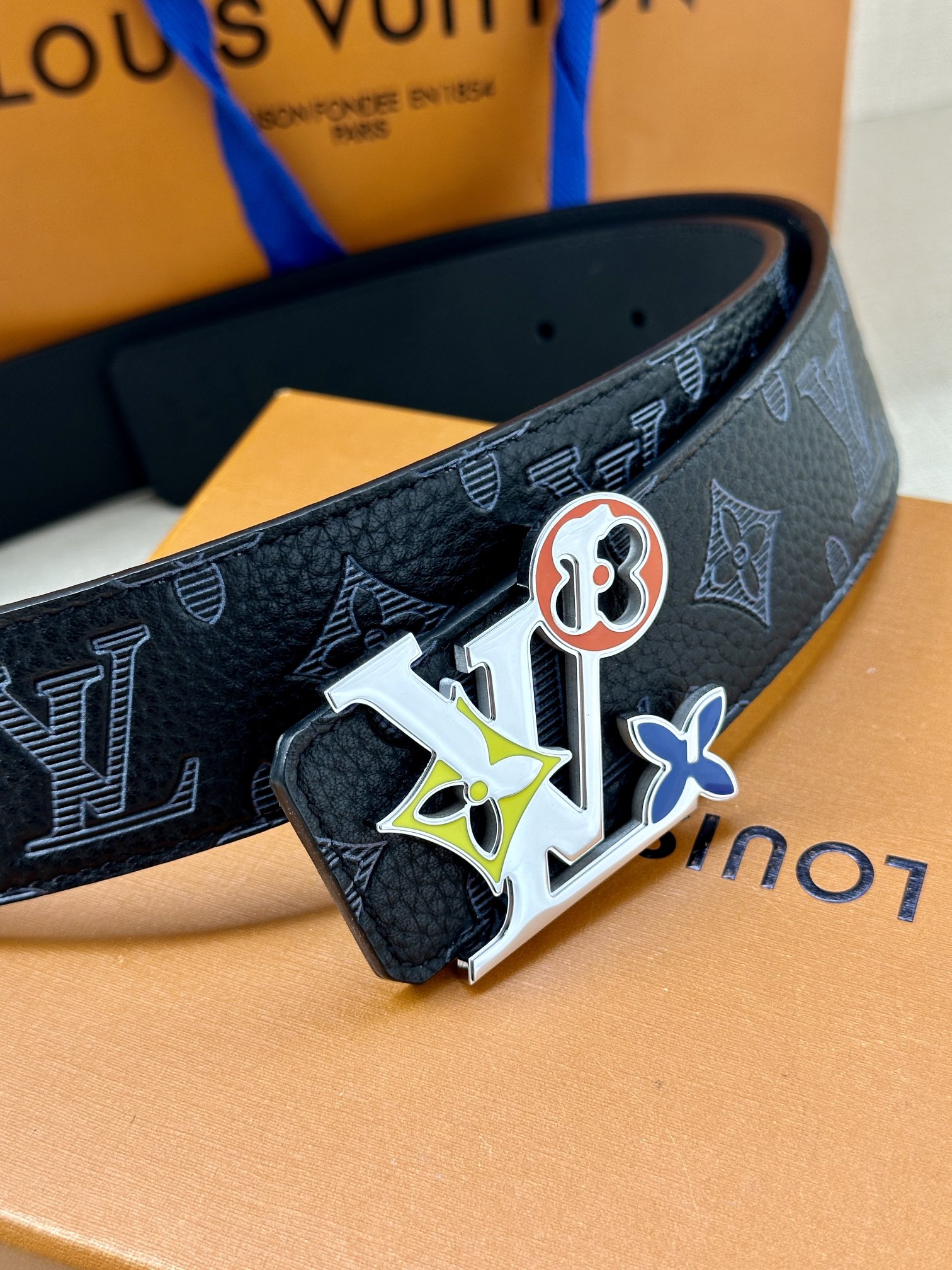 .0宽LVShaPe双面腰带以MonogramPlayground帆布展现经典元素的当代姿采尽释皮具系列