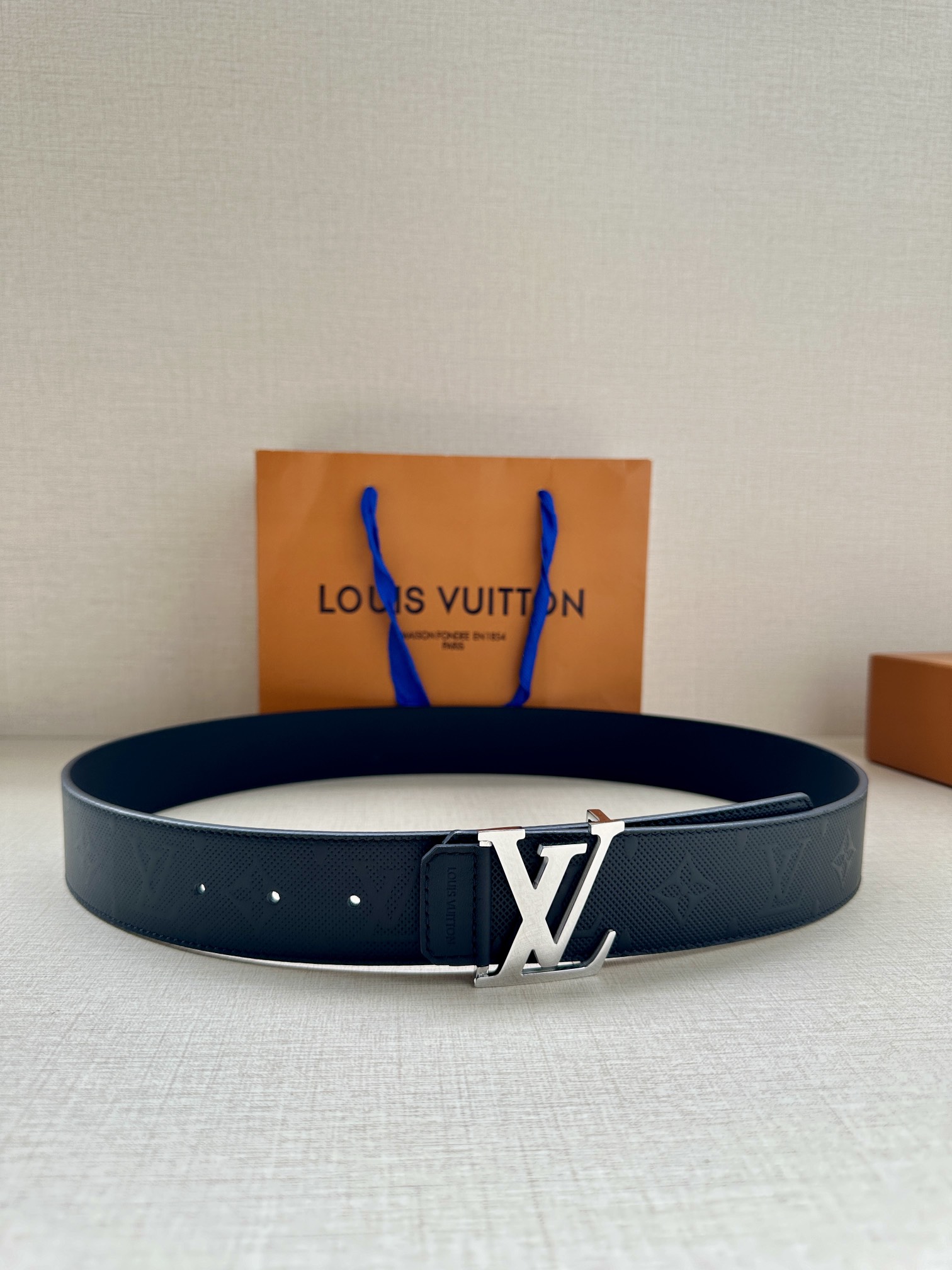NO:138454,4.0 wide LV Shadow belt has the classic style of Monogram Shadow leather and the restrained style of plain leather. It is also a new LV buckle that renovates men's wardrobe, belt, louis vuitton198609094.0宽 LV Shadow 腰带拥有 Monogram Shadow 皮革的经典风尚和素面皮革的内敛格调,再为 LV 新款扣头 以摩登笔触焕新男士衣橱,皮带,louis vuitton,Belt