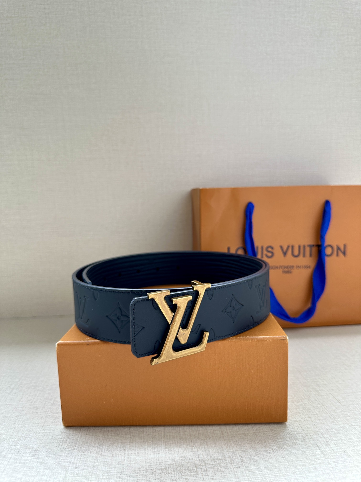 本款4.0宽 LV Initiales 双面腰带选用崭新 Epi XL 皮革,以丰盈触感演绎 Epi 图案的放大版本,翻转即见 Monogram 5