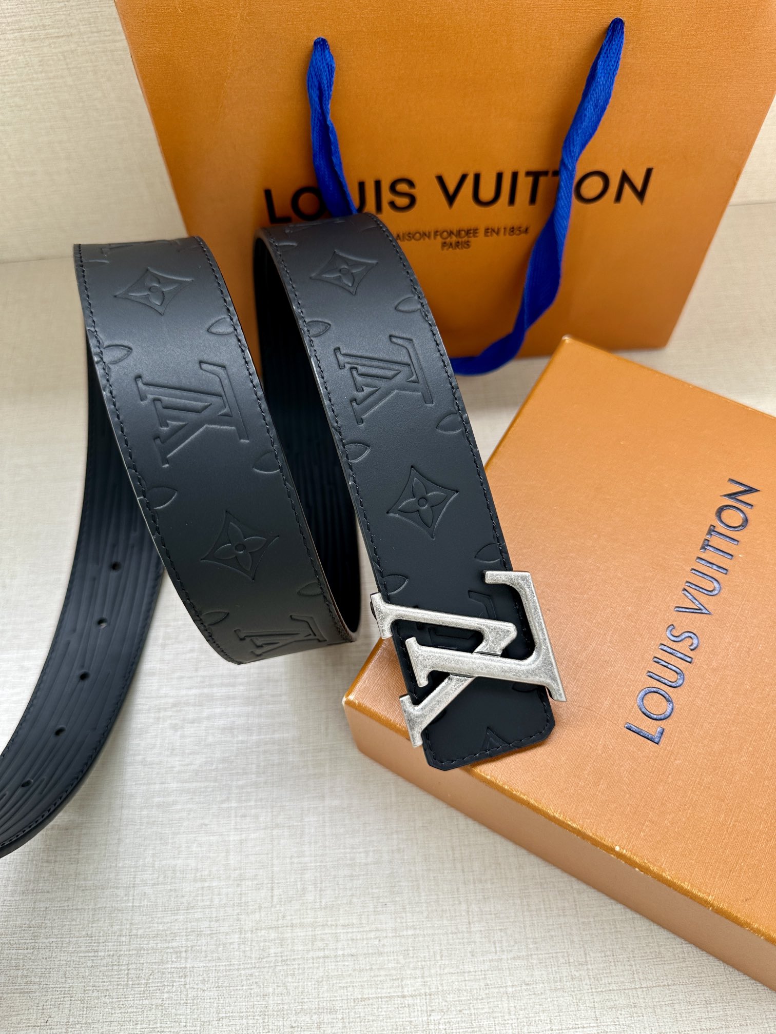 本款4.0宽 LV Initiales 双面腰带选用崭新 Epi XL 皮革,以丰盈触感演绎 Epi 图案的放大版本,翻转即见 Monogram 4