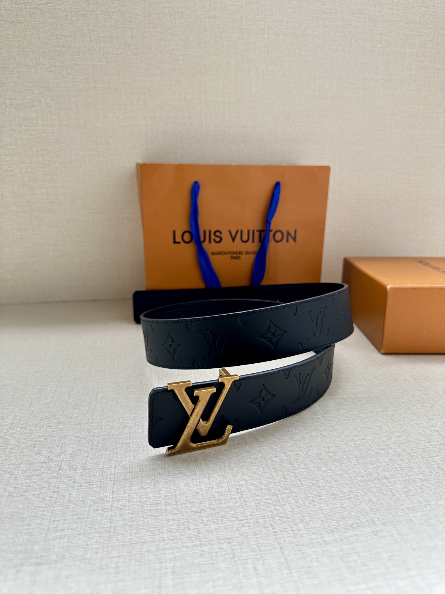 本款4.0宽 LV Initiales 双面腰带选用崭新 Epi XL 皮革,以丰盈触感演绎 Epi 图案的放大版本,翻转即见 Monogram 8