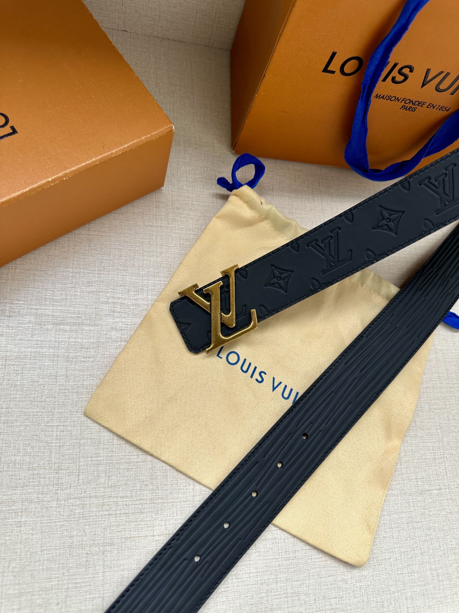 本款4.0宽 LV Initiales 双面腰带选用崭新 Epi XL 皮革,以丰盈触感演绎 Epi 图案的放大版本,翻转即见 Monogram 7