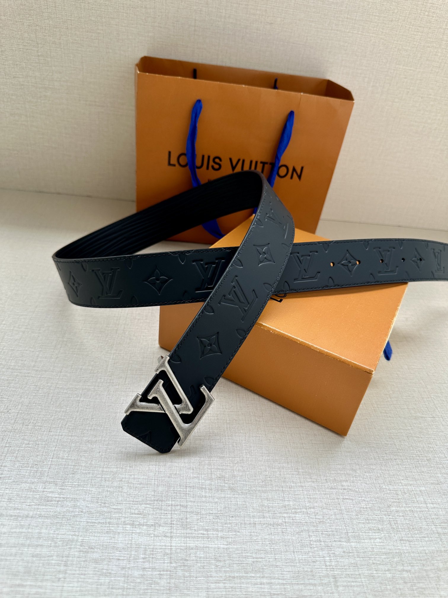 本款4.0宽 LV Initiales 双面腰带选用崭新 Epi XL 皮革,以丰盈触感演绎 Epi 图案的放大版本,翻转即见 Monogram 3