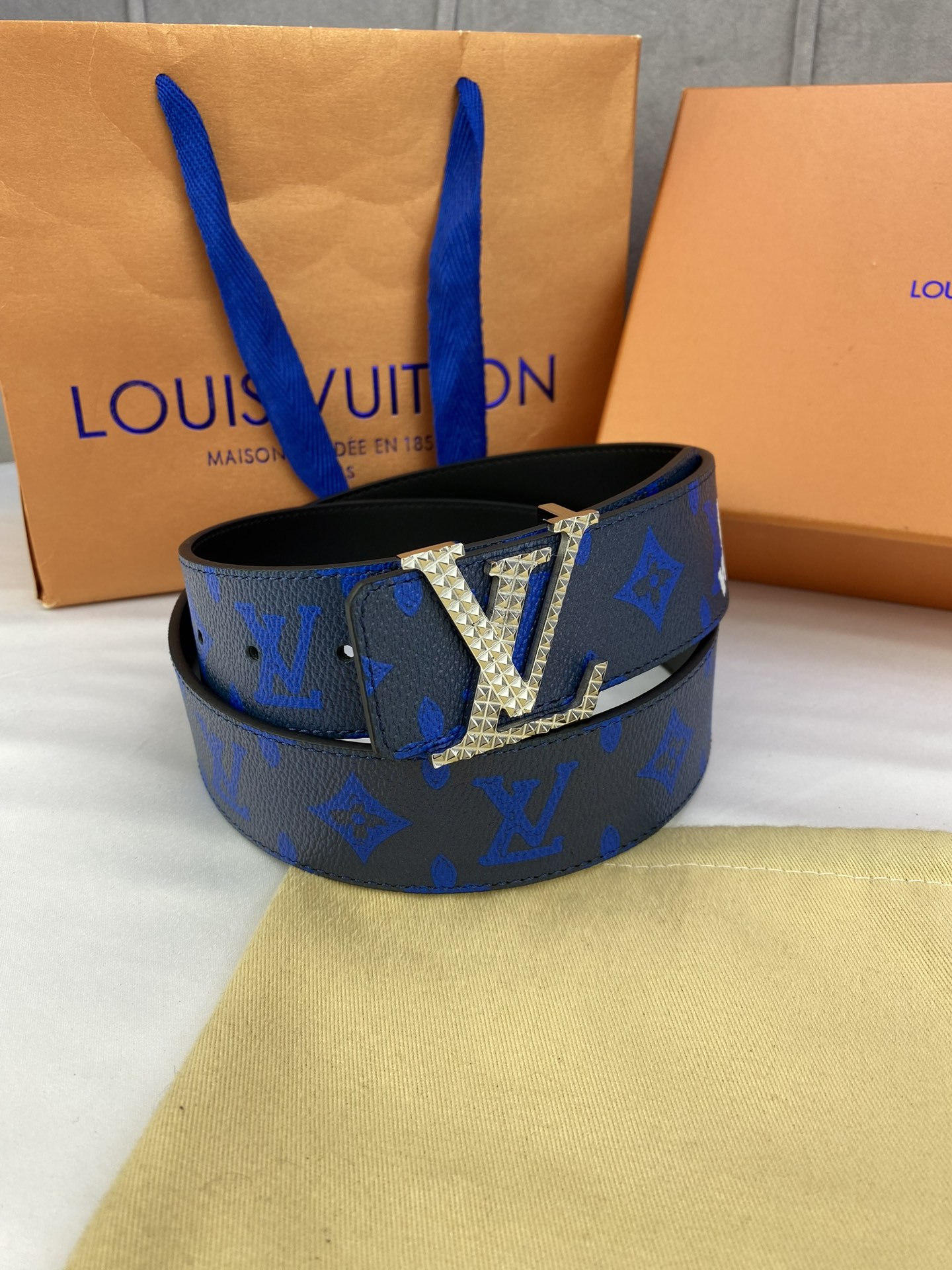 .0宽InitialesEveryday双面腰带令LouisVuitton!标识加入经典Monogram