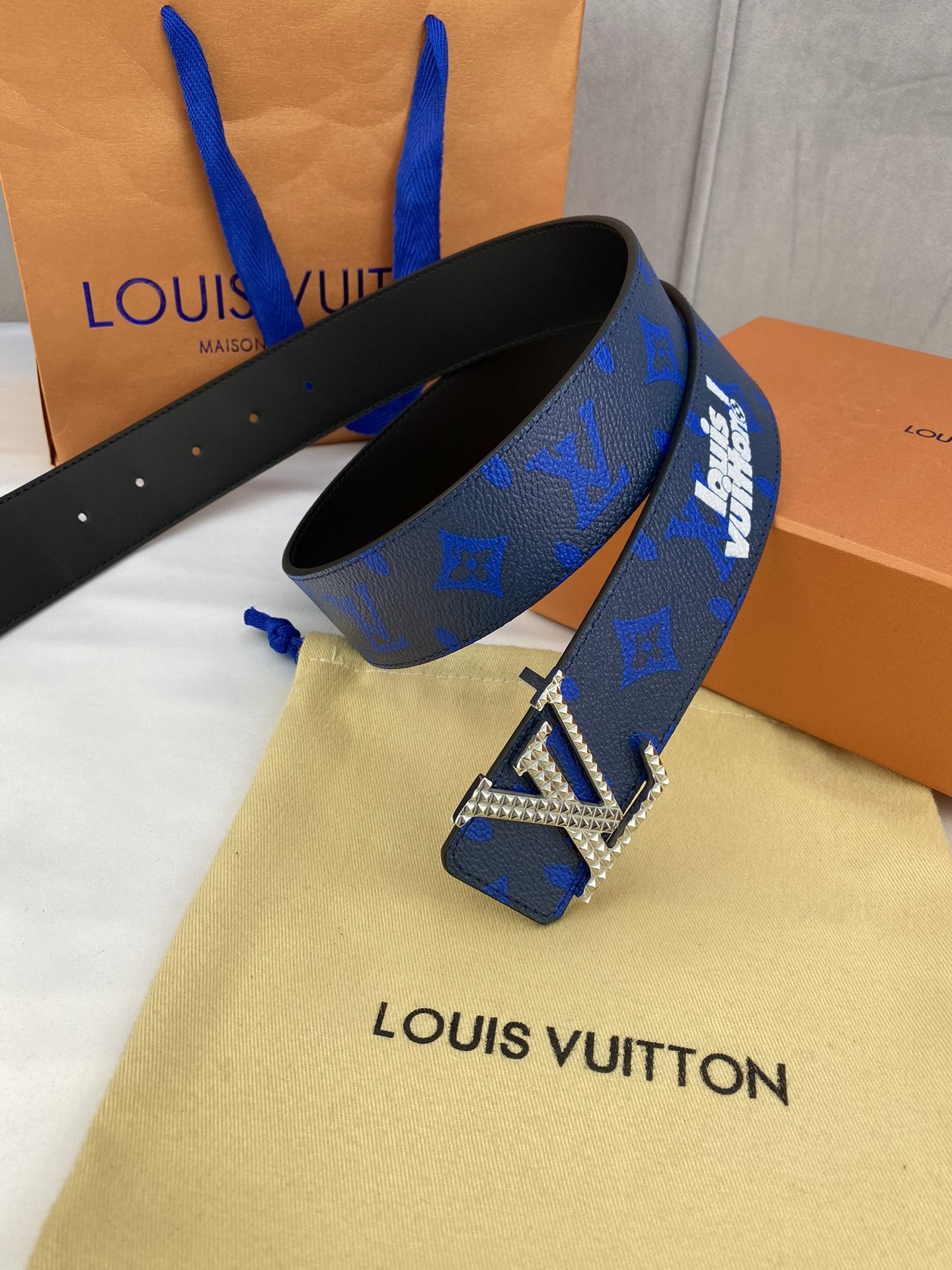 .0宽InitialesEveryday双面腰带令LouisVuitton!标识加入经典Monogram