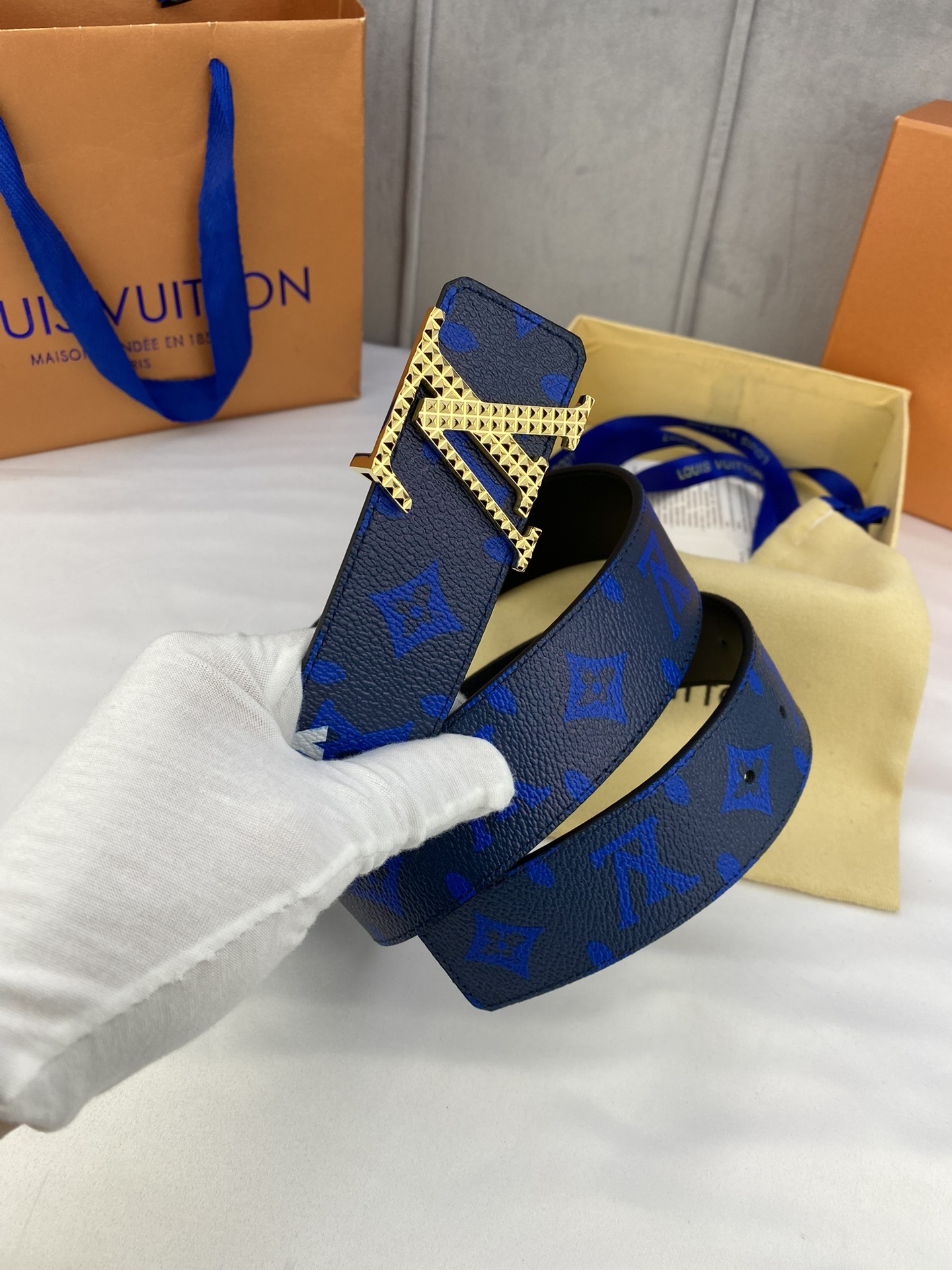 .0宽InitialesEveryday双面腰带令LouisVuitton!标识加入经典Monogram