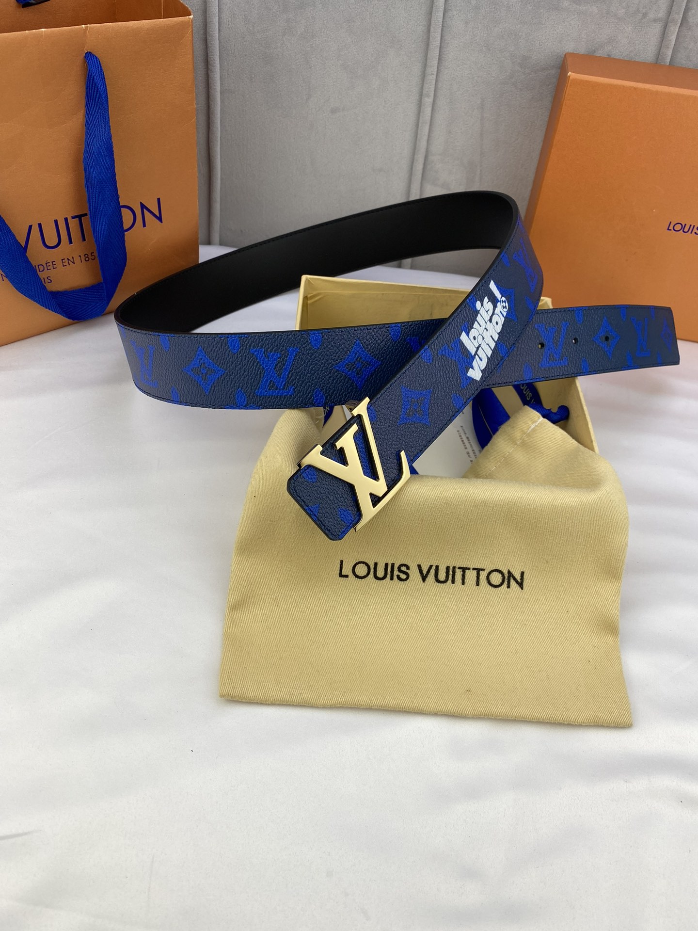 .0宽InitialesEveryday双面腰带令LouisVuitton!标识加入经典Monogram