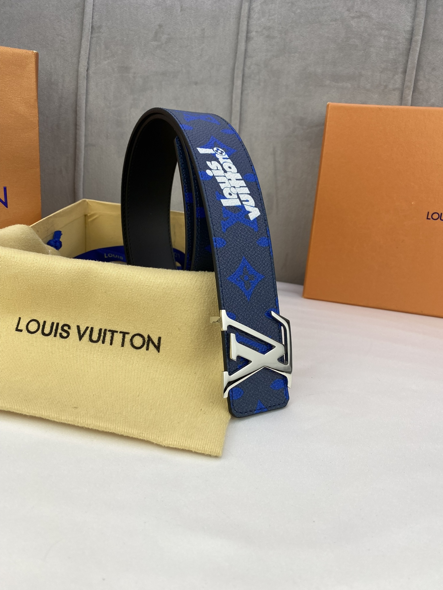 .0宽InitialesEveryday双面腰带令LouisVuitton!标识加入经典Monogram