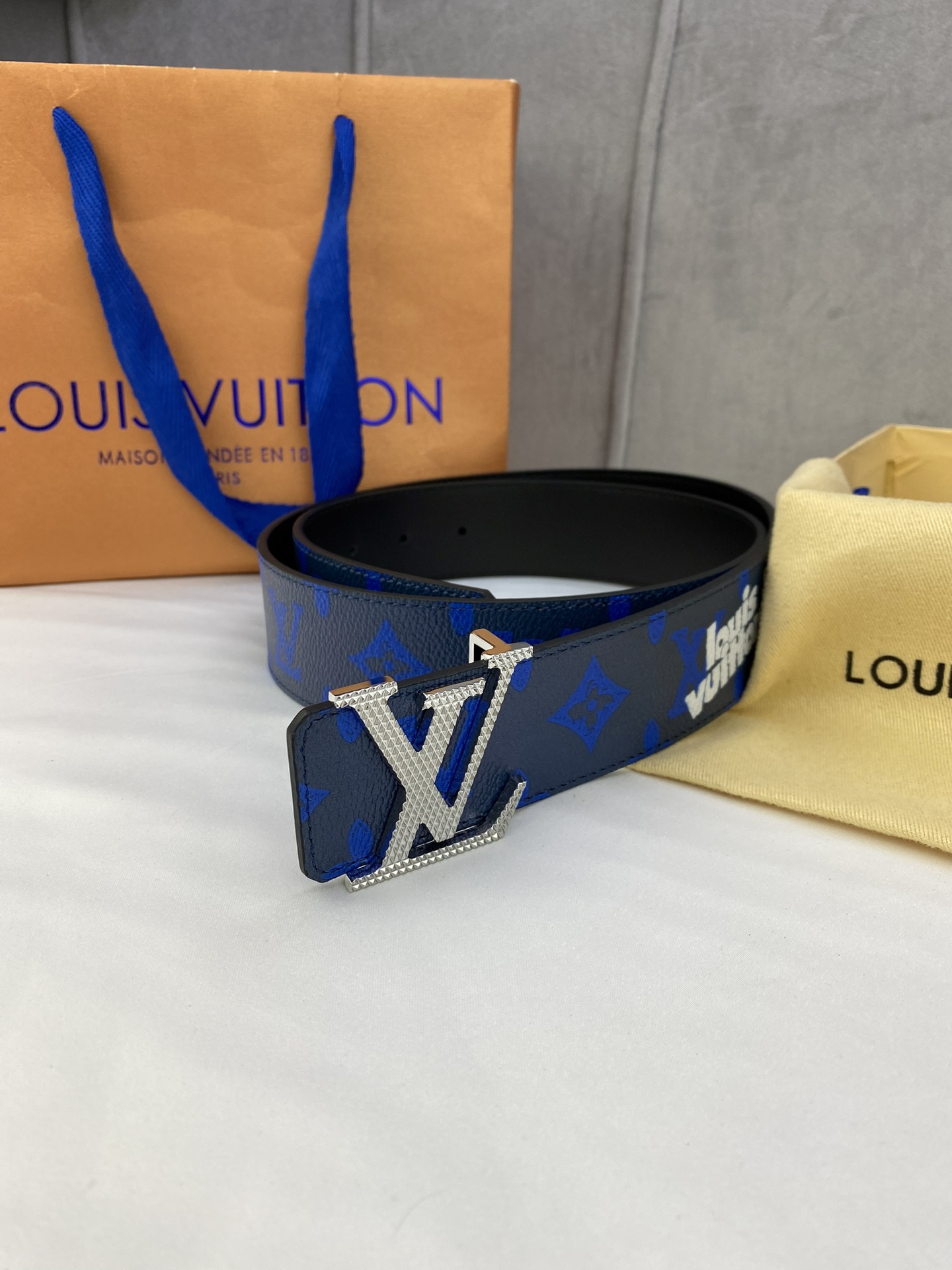 .0宽InitialesEveryday双面腰带令LouisVuitton!标识加入经典Monogram