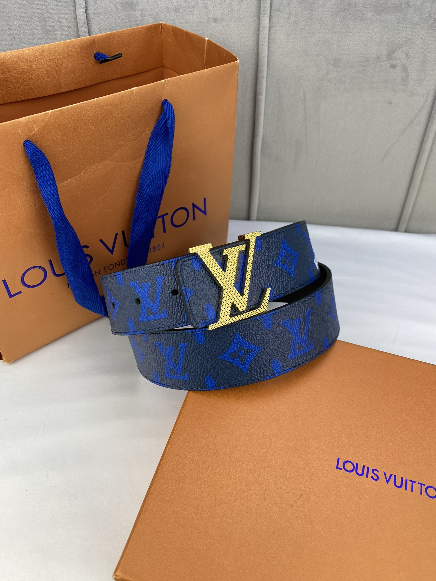 .0宽InitialesEveryday双面腰带令LouisVuitton!标识加入经典Monogram