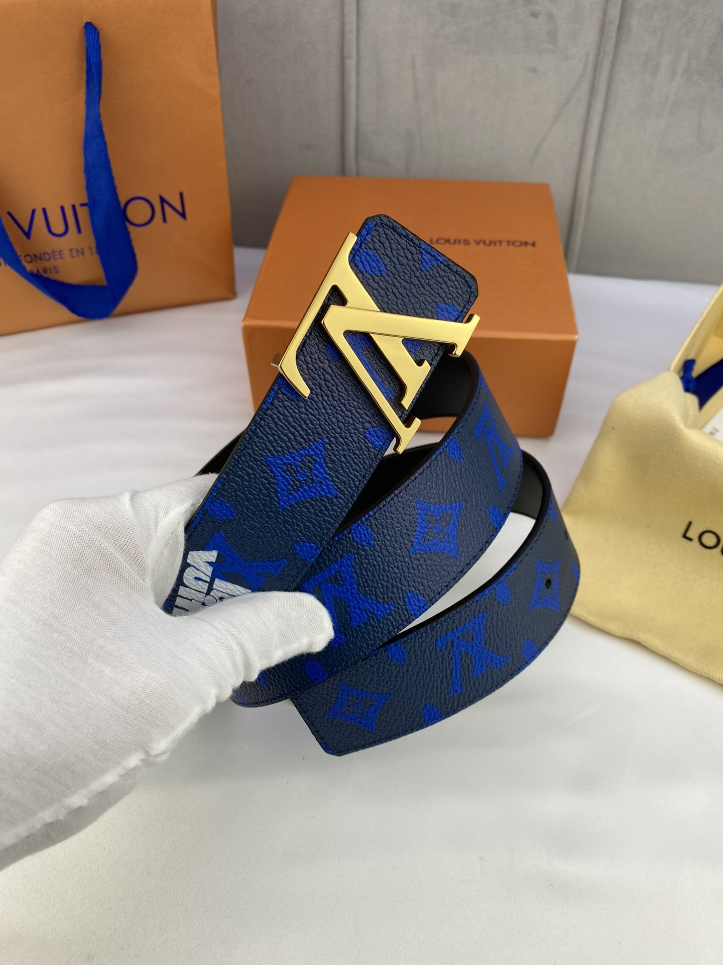 .0宽InitialesEveryday双面腰带令LouisVuitton!标识加入经典Monogram