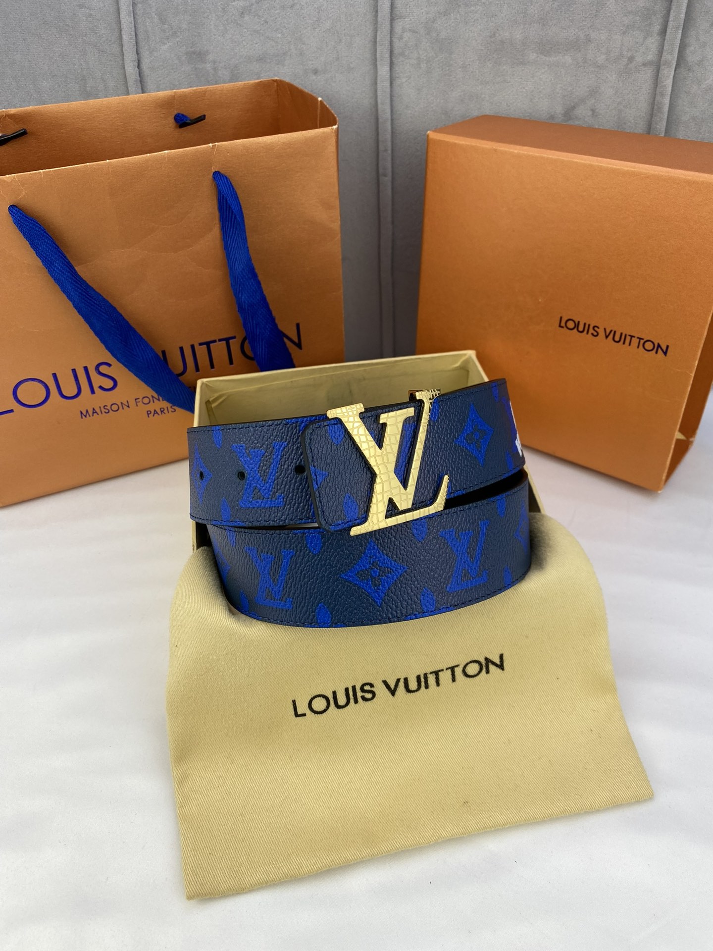 .0宽InitialesEveryday双面腰带令LouisVuitton!标识加入经典Monogram