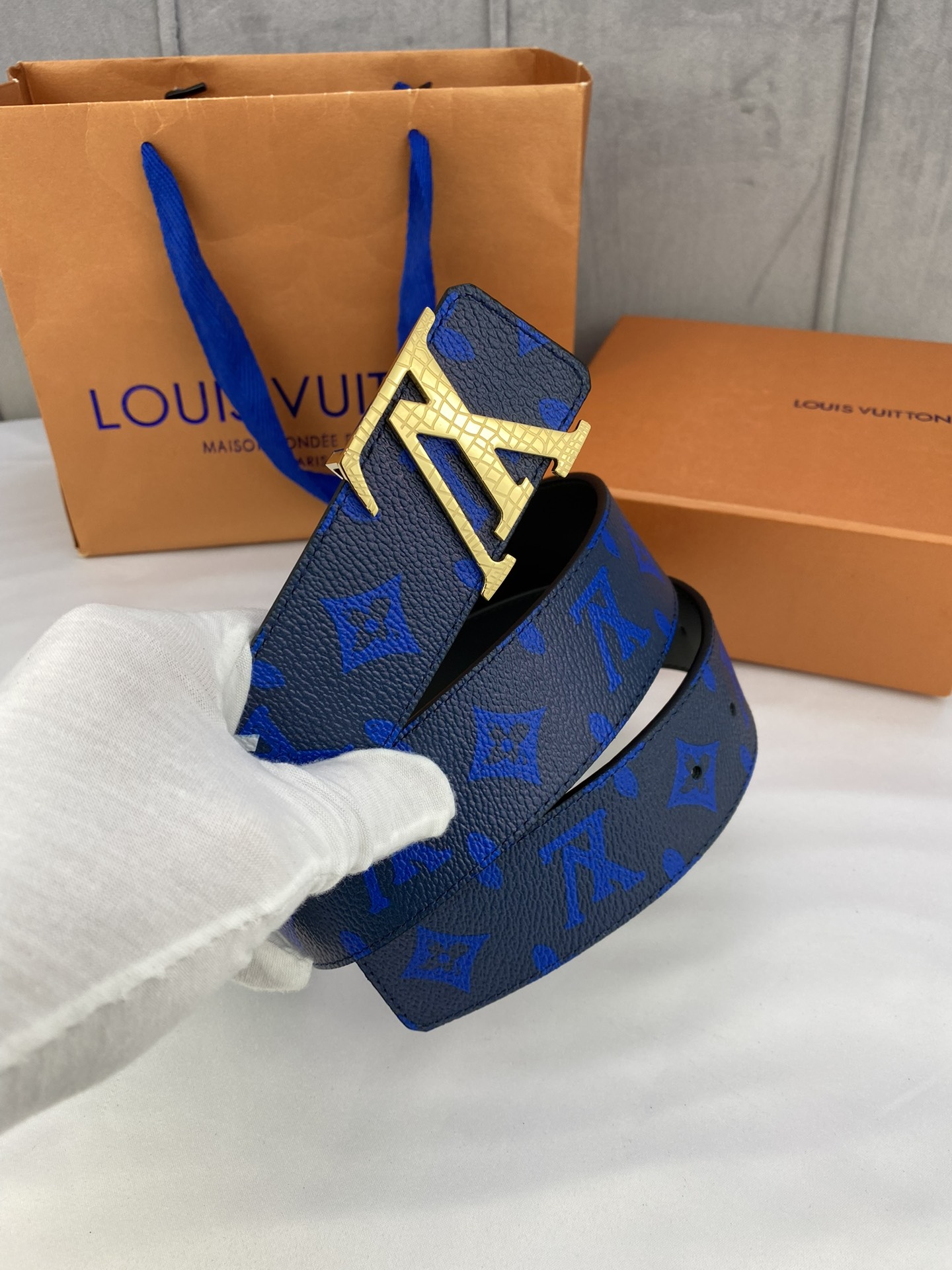 .0宽InitialesEveryday双面腰带令LouisVuitton!标识加入经典Monogram