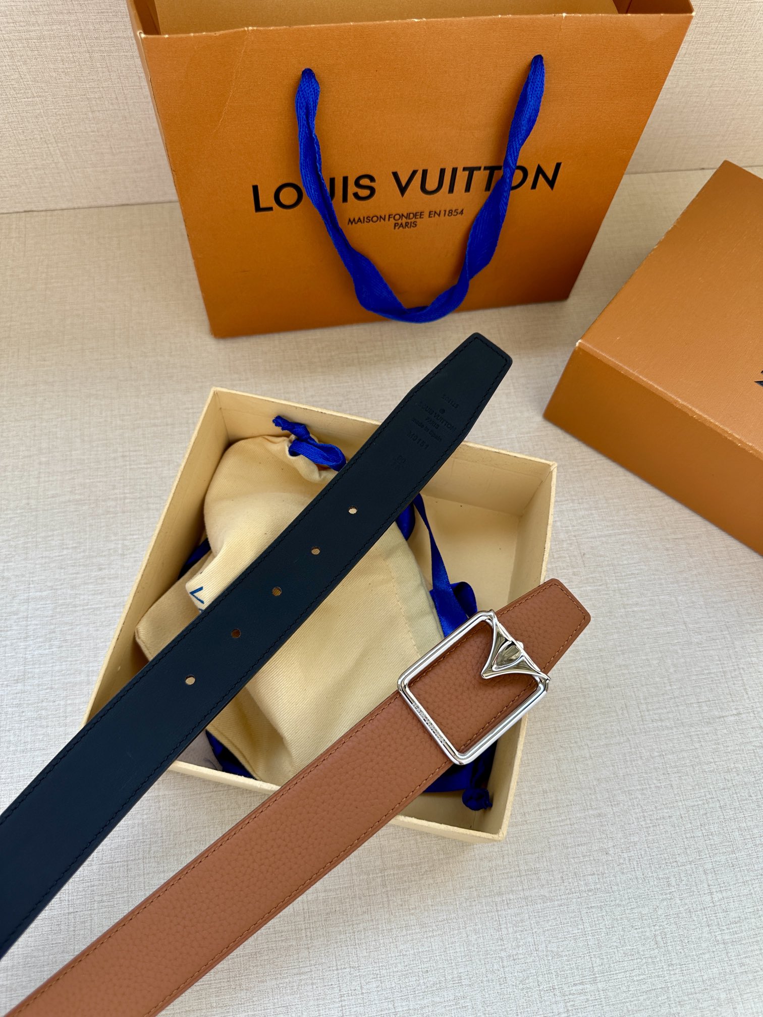 LV3.4宽Attract双面腰带拥有微弧形边缘和摩登形状末端再为金属LV搭结构经典色彩和不同纹理呈现两