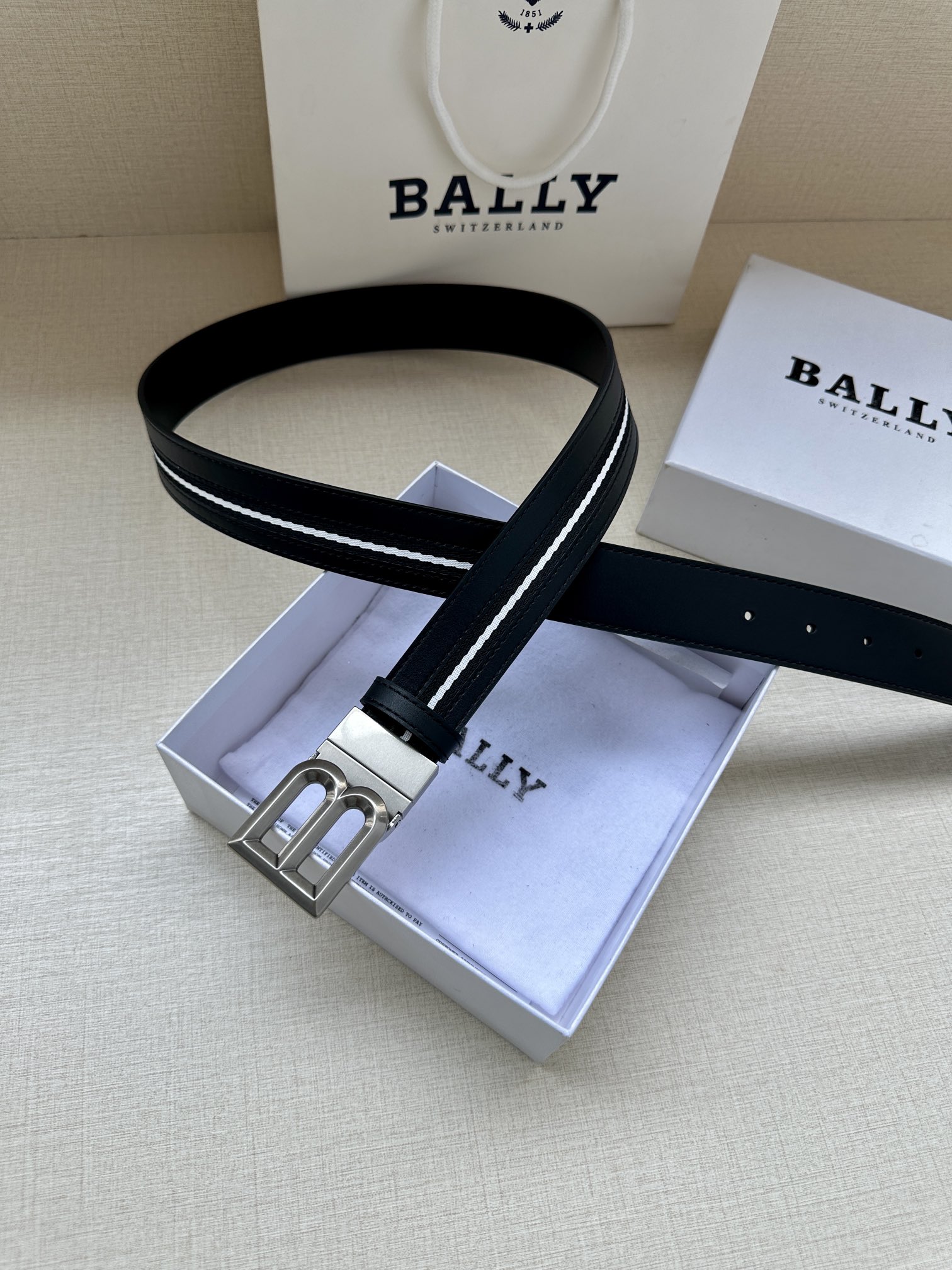 .4宽在时尚的舞台上BALLY专柜同款皮带闪耀登场反面采用进口牛皮精心制作质感非凡正面金属搭扣简约而不失