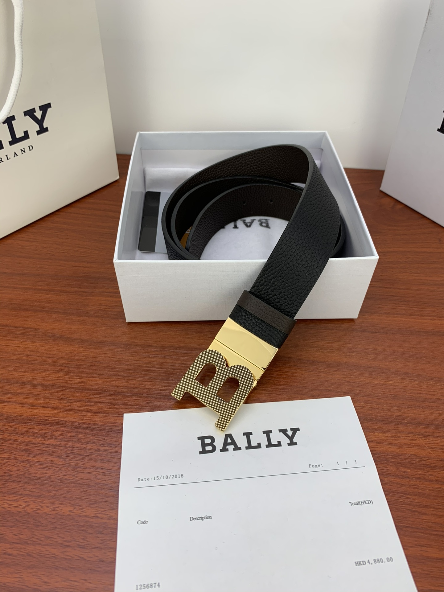 .4宽正装腰带由压纹牛皮制成双面可用BallyStripe细节银色金色金属搭扣点亮整体造型