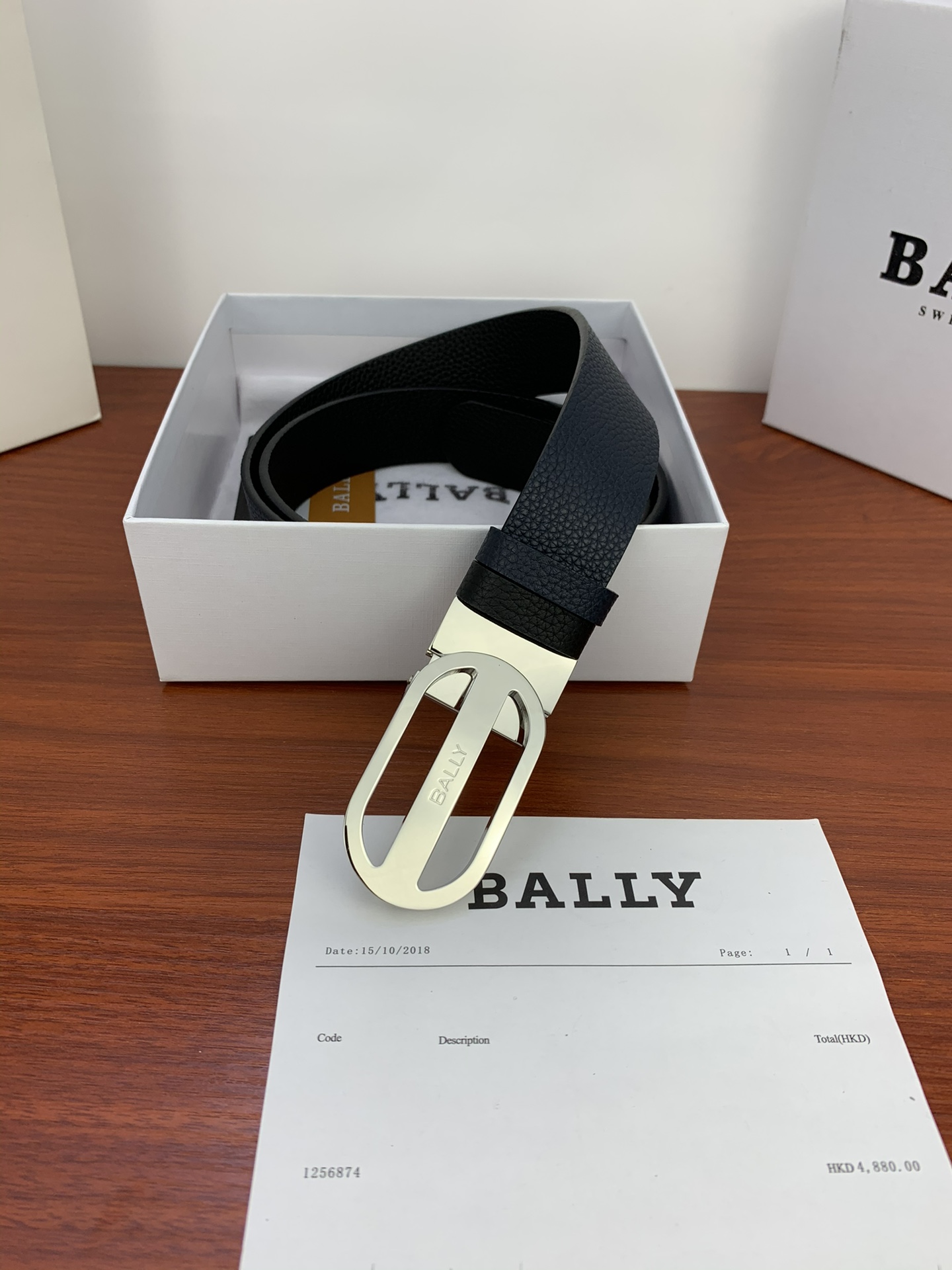 .4宽正装腰带由压纹牛皮制成双面可用BallyStripe细节银色金色金属搭扣点亮整体造型