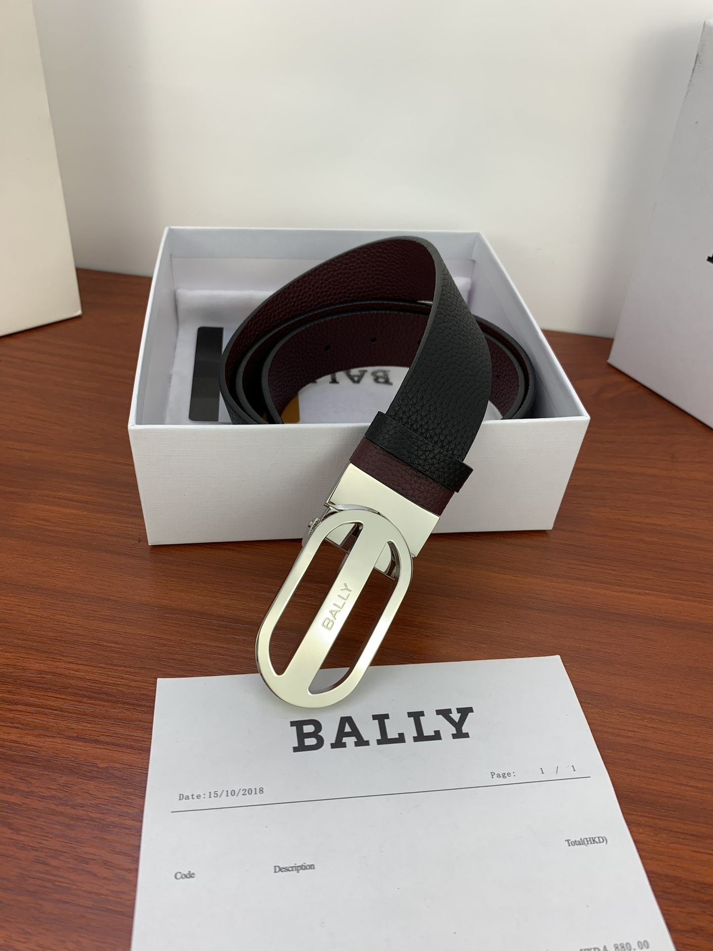 .4宽正装腰带由压纹牛皮制成双面可用BallyStripe细节银色金色金属搭扣点亮整体造型