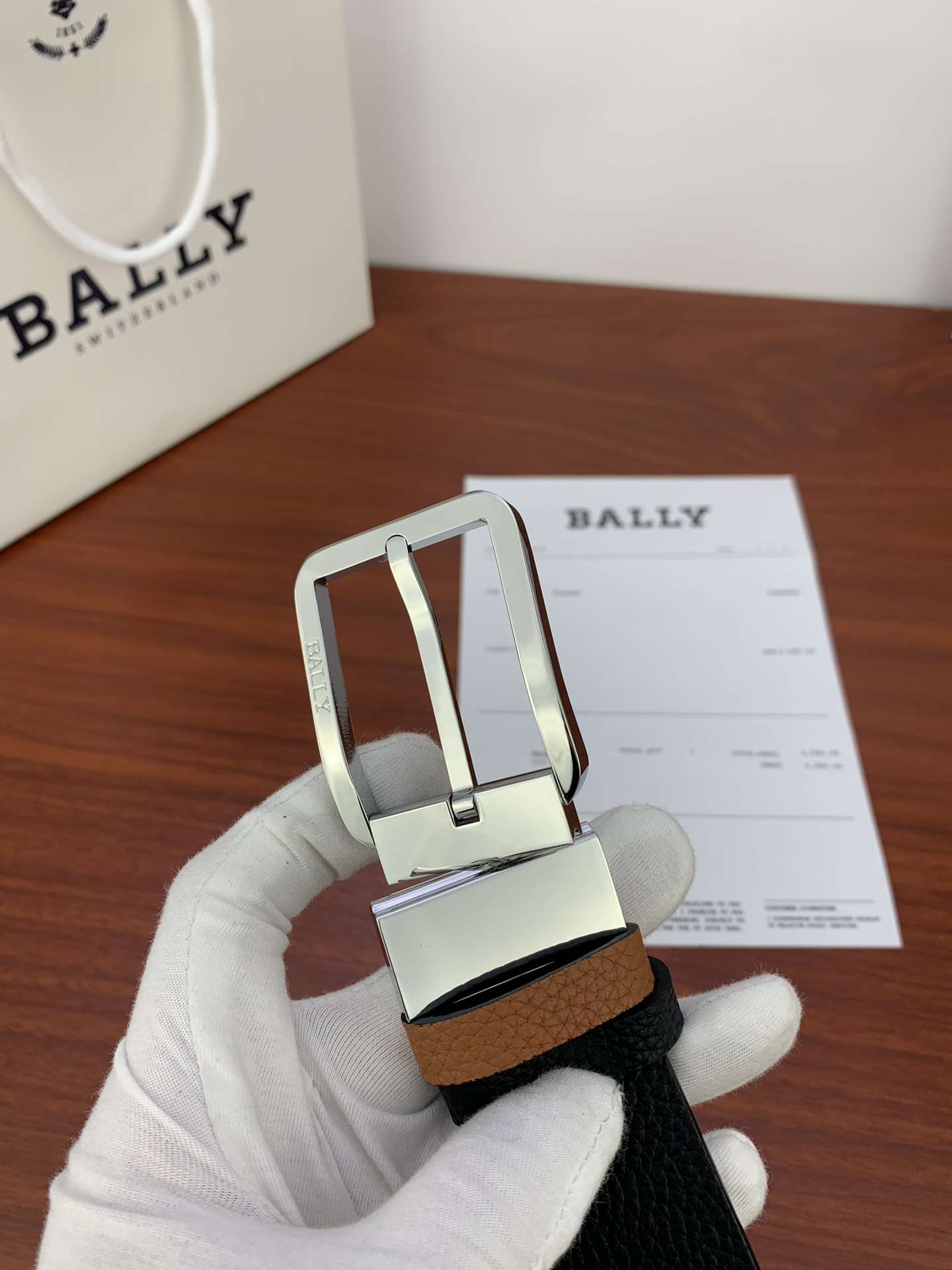 .4宽正装腰带由压纹牛皮制成双面可用BallyStripe细节银色金色金属搭扣点亮整体造型