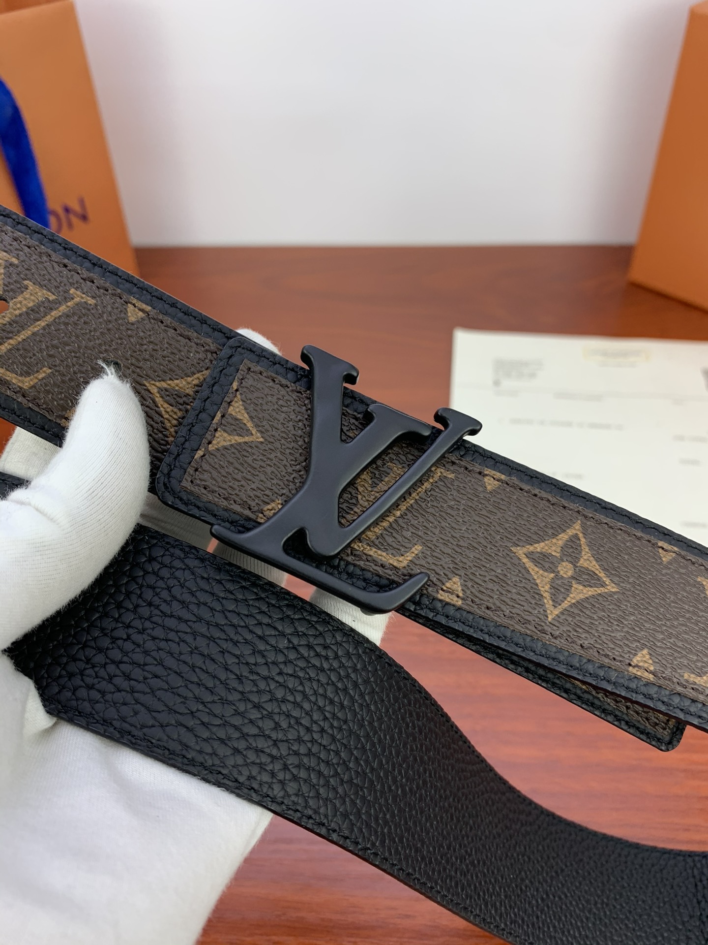 .0宽ShapePatchwork腰带续写2024春夏时装秀首次亮相的设计以Monogram帆布和皮革呈