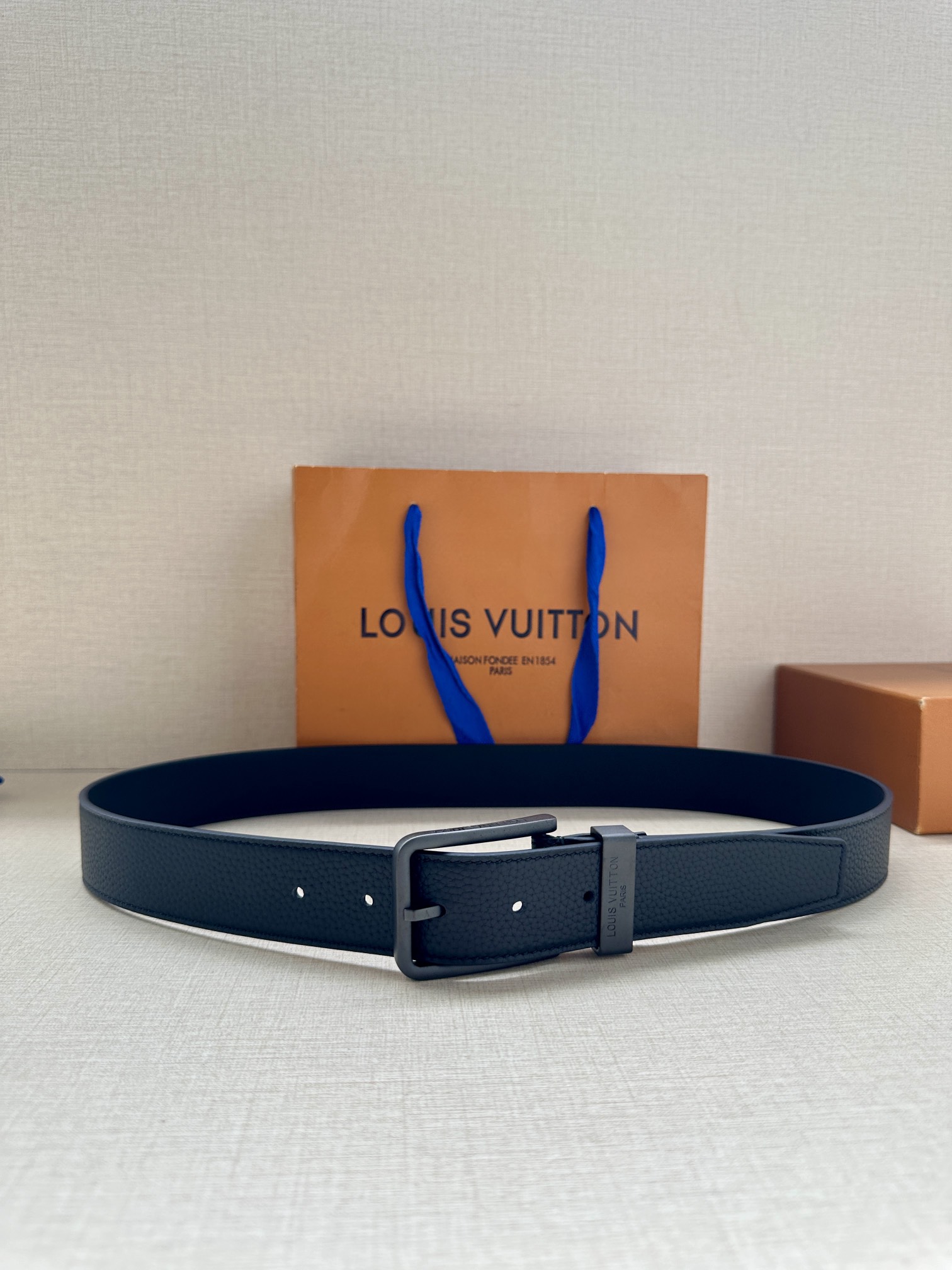 NO:139836,Original 3.4 wide version Taurillon leather belt is made of metal belt rings and hollowed out LV logos to create a calm and low-key gentlemanly style. Taurillon leather cowhide lining brass buckle belt ring is decorated with LV logo buckle edge engraved Louis Vuitton logo, belt, louis vuitton, louis vuitton, cowhide19860909原单 3.4宽本款 Taurillon 皮革腰带为金属束带圈融入镂空 LV 标识,打造沉稳低调的绅士风范 Taurillon 皮革牛皮革内衬黄铜搭扣束带圈饰有LV 标识搭扣边缘镂刻路易威登标识,皮带,louis vuitton,louis vuitton,cowhide,Belt
