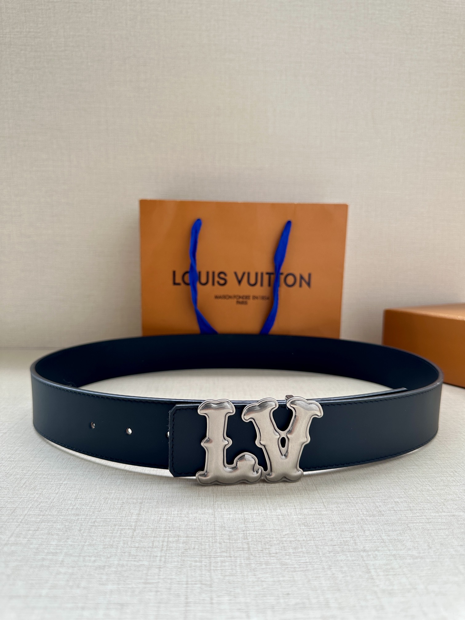 NO:139879,Original single 4.0 wide LV Ranch double-sided belt reproduces the sharp style of the spring and summer men's clothing show, with a new buckle embellishment of delicate cowhide. Western style LV letters present the effect of old metal cowhide leather old metal parts Made in Spain, belts, louis vuitton, cowhide19860909原单 4.0宽 LV Ranch 双面腰带再现 春夏男装秀场的凌厉风范,为细腻牛皮革点缀崭新搭扣.西部风格 LV 字母呈现做旧金属效果 牛皮革 做旧金属件 西班牙制造,皮带,louis vuitton,cowhide,Belt