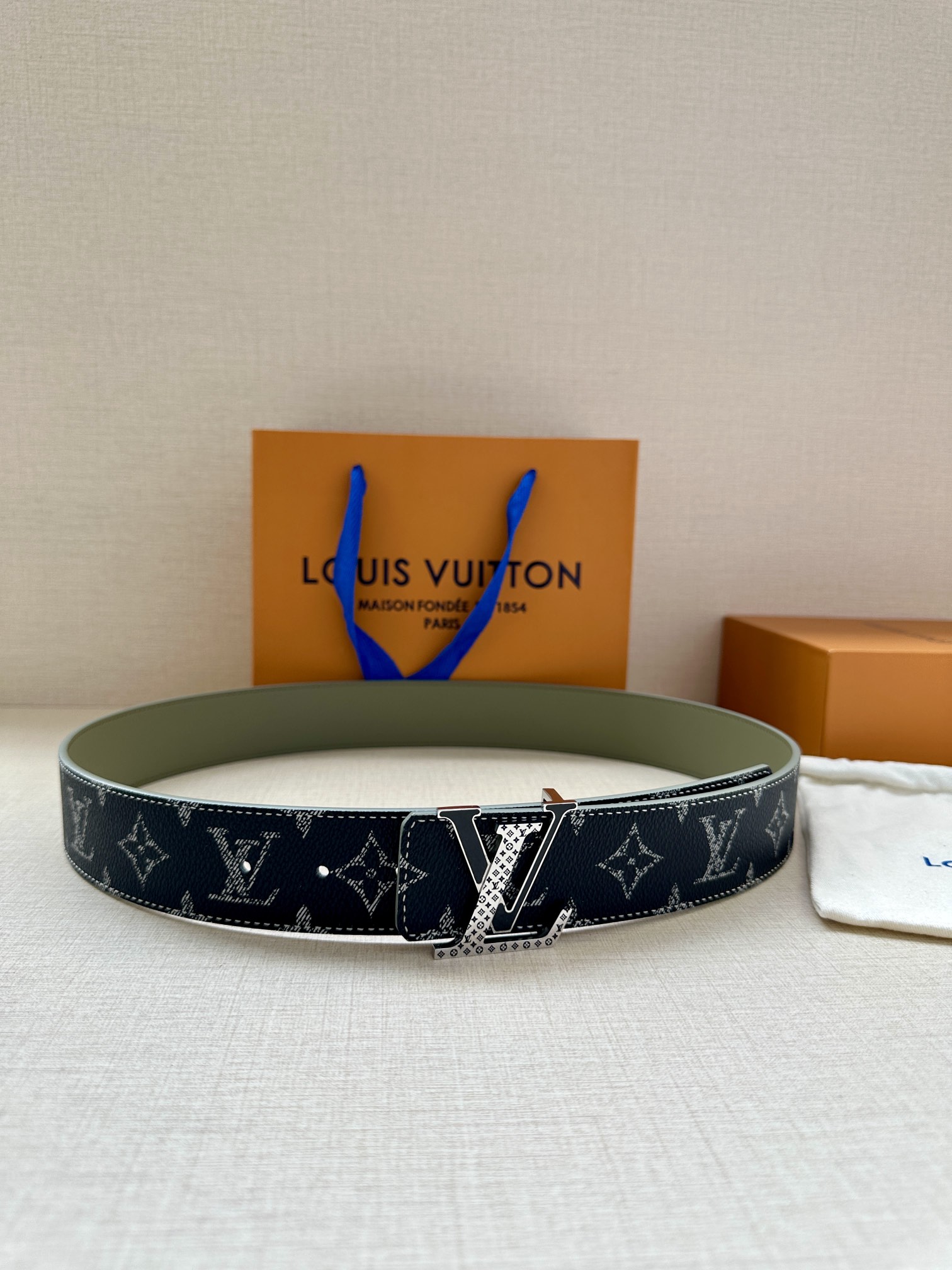 NO:140048,Original 4.0 width: The new LV Initiales double-sided belt is from the 2025 Spring and Summer series, with gradient canvas embellishment of the slowly fading LV letters and Monogram flowers, and smooth leather is turned on after flip. The velvet buckle adds a neat top-level belt, belt, louis vuitton19860909原单 4.0宽: 新款LV Initiales 双面腰带出自 2025 春夏系列,为渐变帆布点缀缓缓淡出的 LV 字母和Monogram 花卉,翻转即现光滑皮革.莹泽搭扣再添利落一笔顶级皮带,皮带,louis vuitton,Belt