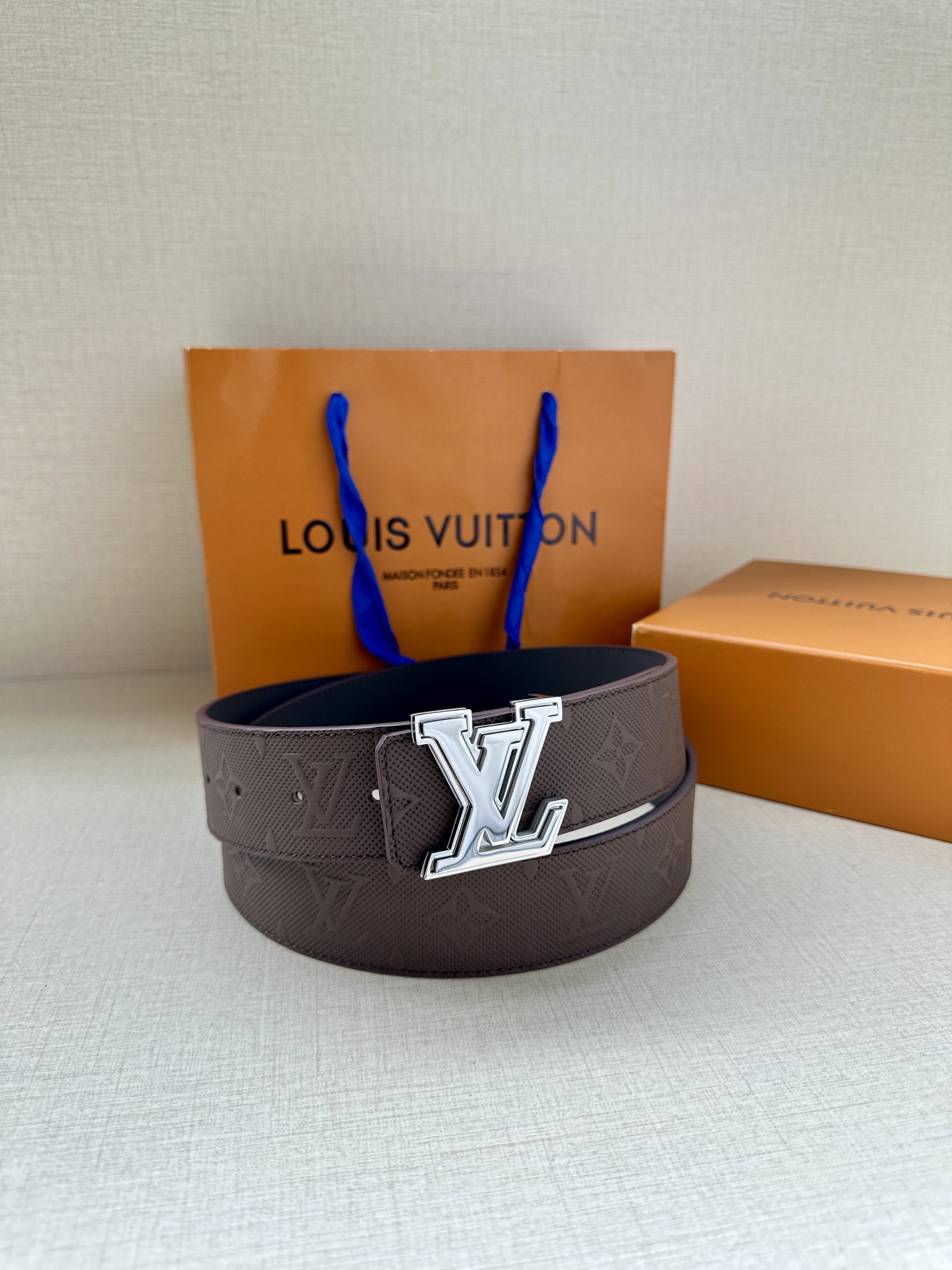 LV牛皮压花PONTNEUF皮带4.0宽这款Taurillon腰带采用LVlogo压花设计进口牛皮面料手