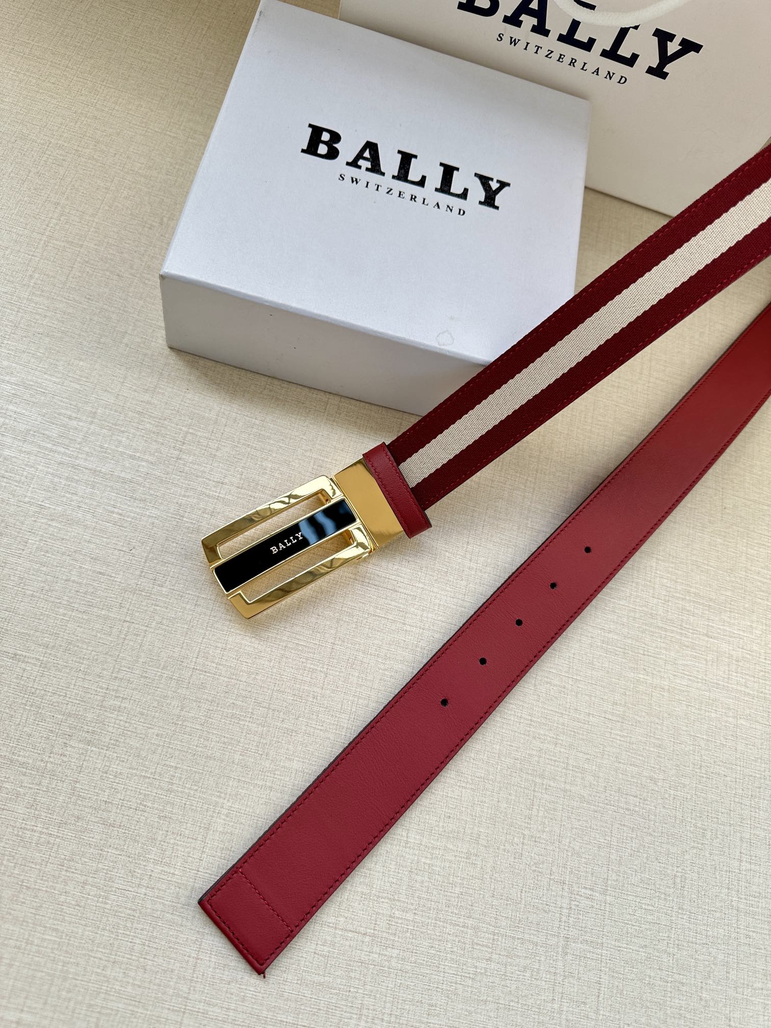 BALLY巴利专柜同款男士腰带宽3.4cm这款选用反面枣红进口牛皮精制而成正面金属珐琅扣简约百搭可调式长