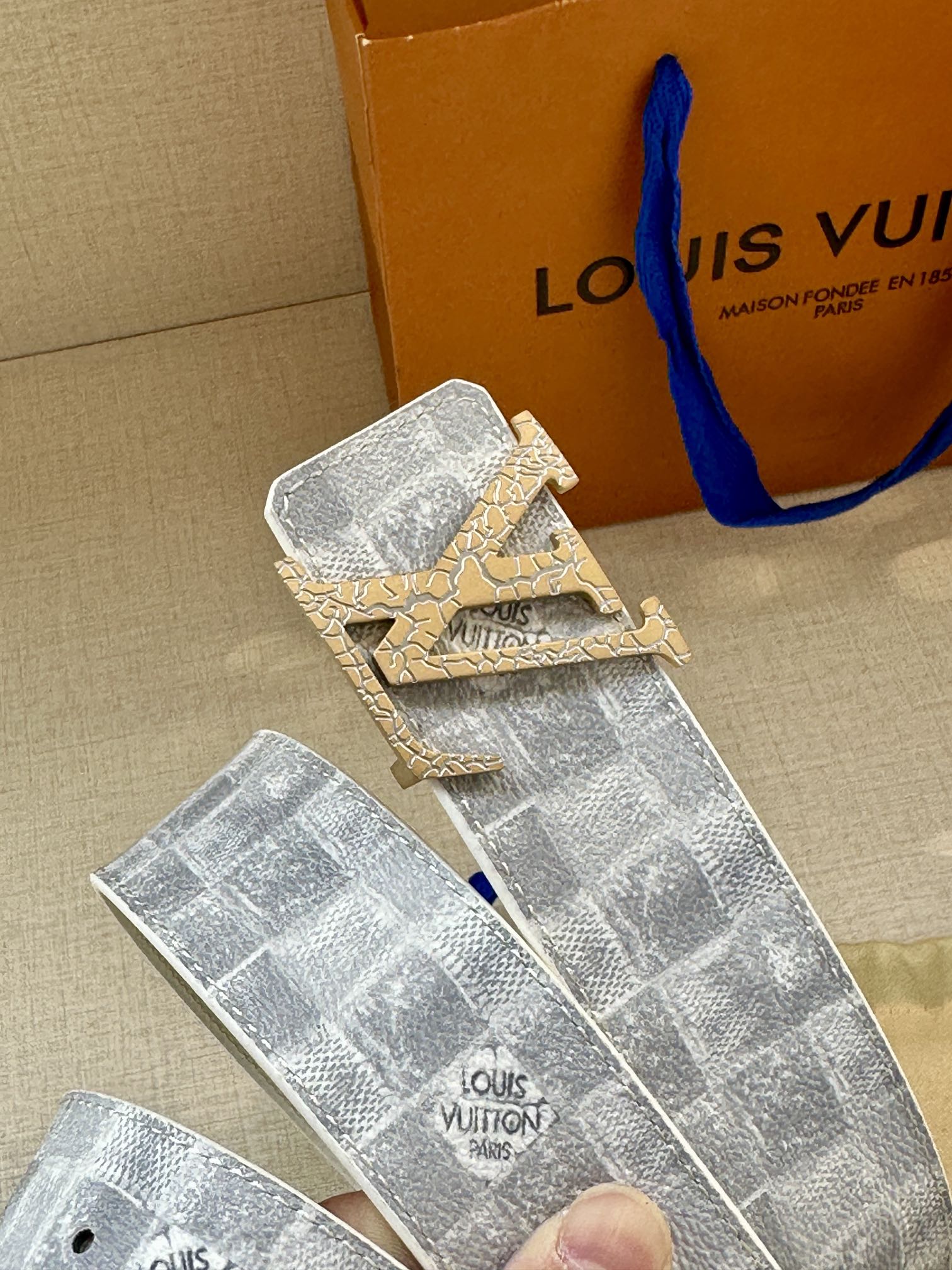 4.0宽 LV Shape 双面腰带为 LV Shape 搭扣赋予摩登雾面观感